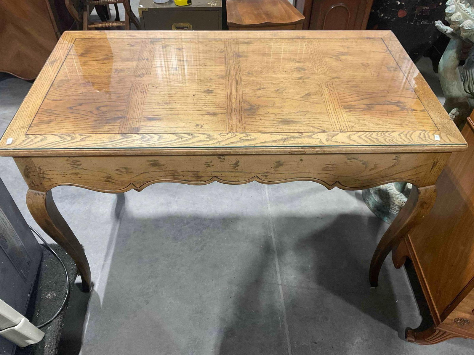 Vintage Henredon French Provincial Style Oak Writing Desk w/ Glass Top. Excellent Condition. - 7
