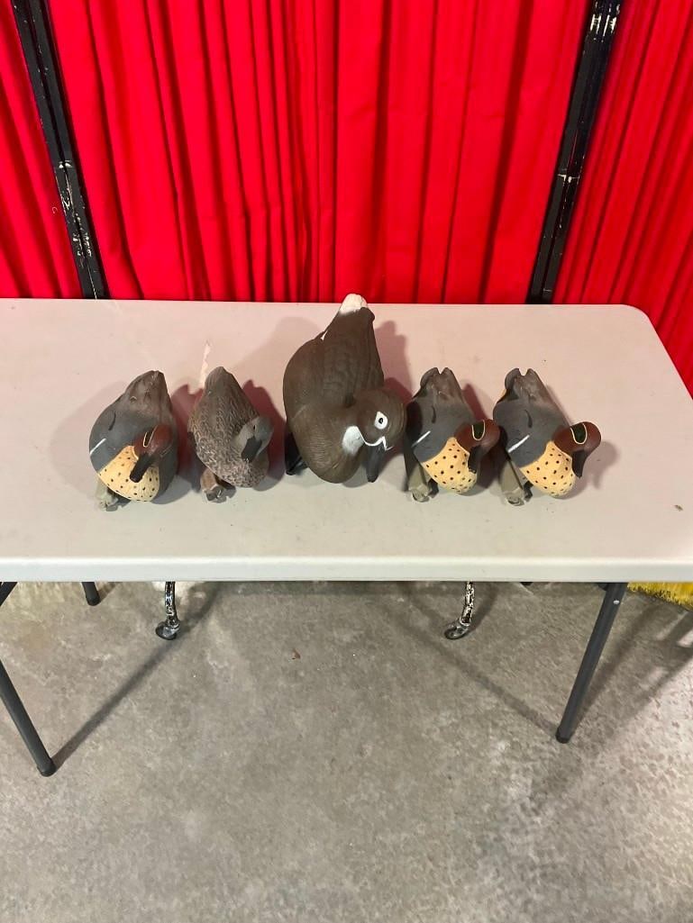5x Duck Decoy Floats 4x Smaller and 1x Larger. Inc Greenhead Gear & Flambeau Brand: 13" x 20" x 7" altogether. Items are in fair condition with some minor wear. V-5600 