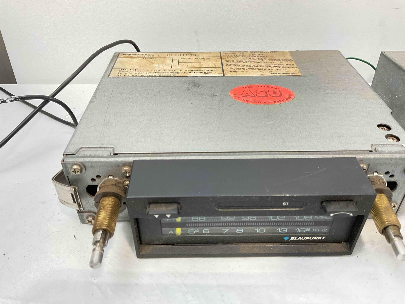 2 pcs Vintage Car Radios, incl. Blauplunkt Model CR-8000 & Sanyo Model Ft-C6. Untested. - 2