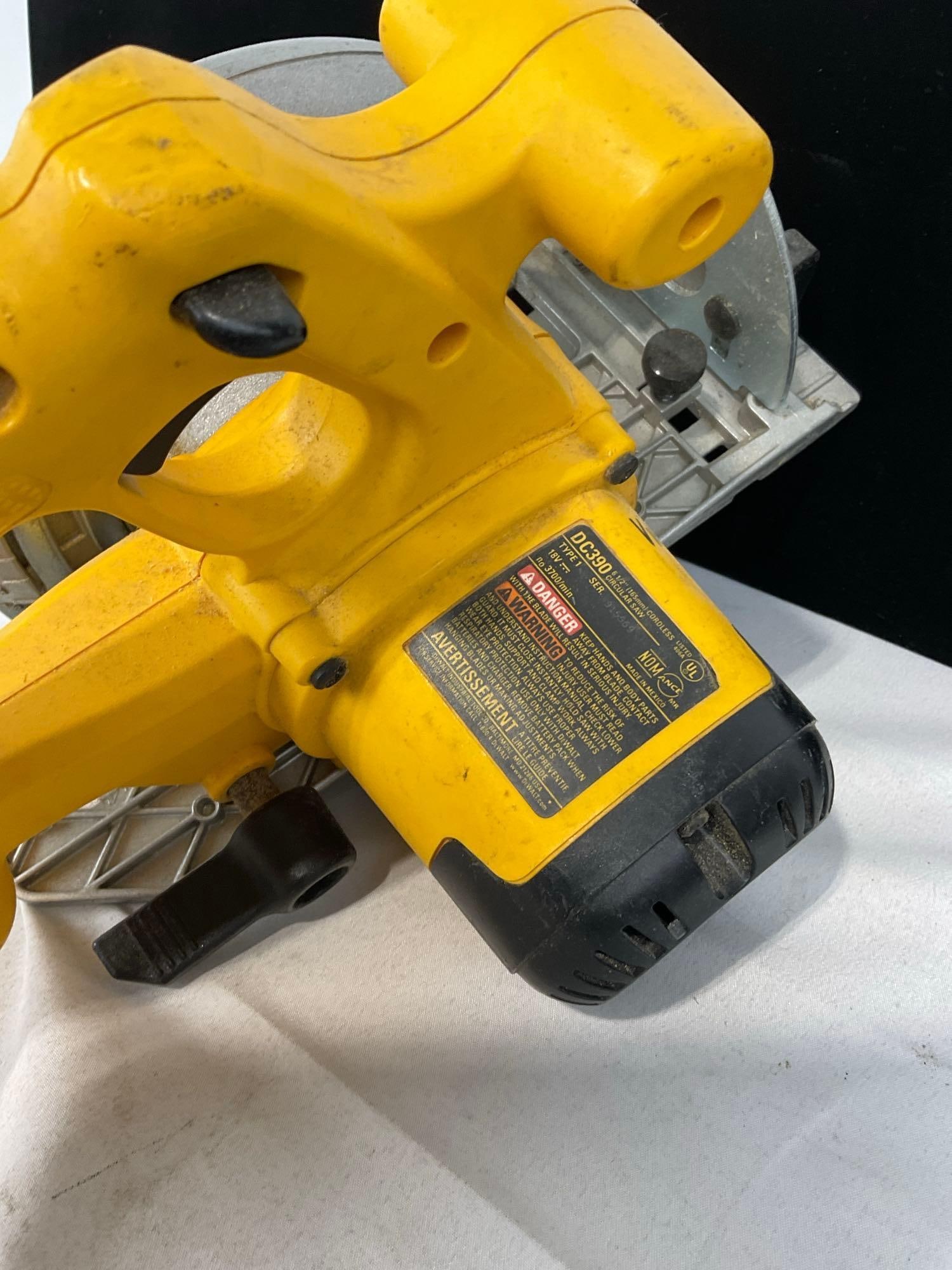DeWalt DC925 18V Cordless XRP Hammer Drill/Driver & 6.5 inch DC390 Circular Saw - 5