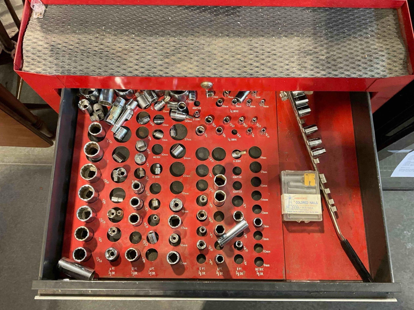 Red Metal Rolling Tool Chest w/ 13 Drawers, Keys & Contents. Good Condition. See pics. - 9