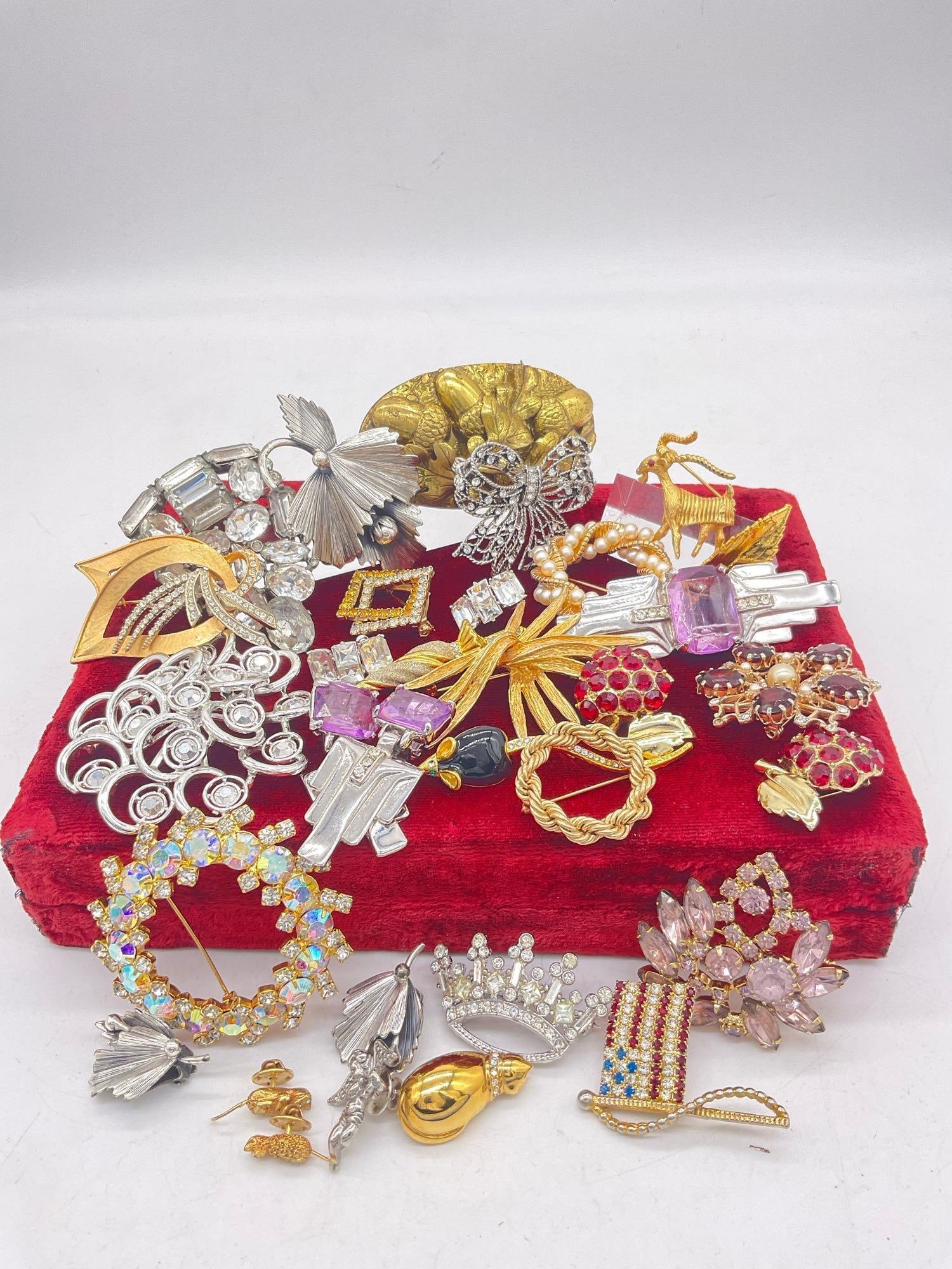 26 x MC Gold & silver toned Brooches w/ Faux pearls, Clear & multi colored rhinestones some signed (1 of 4)