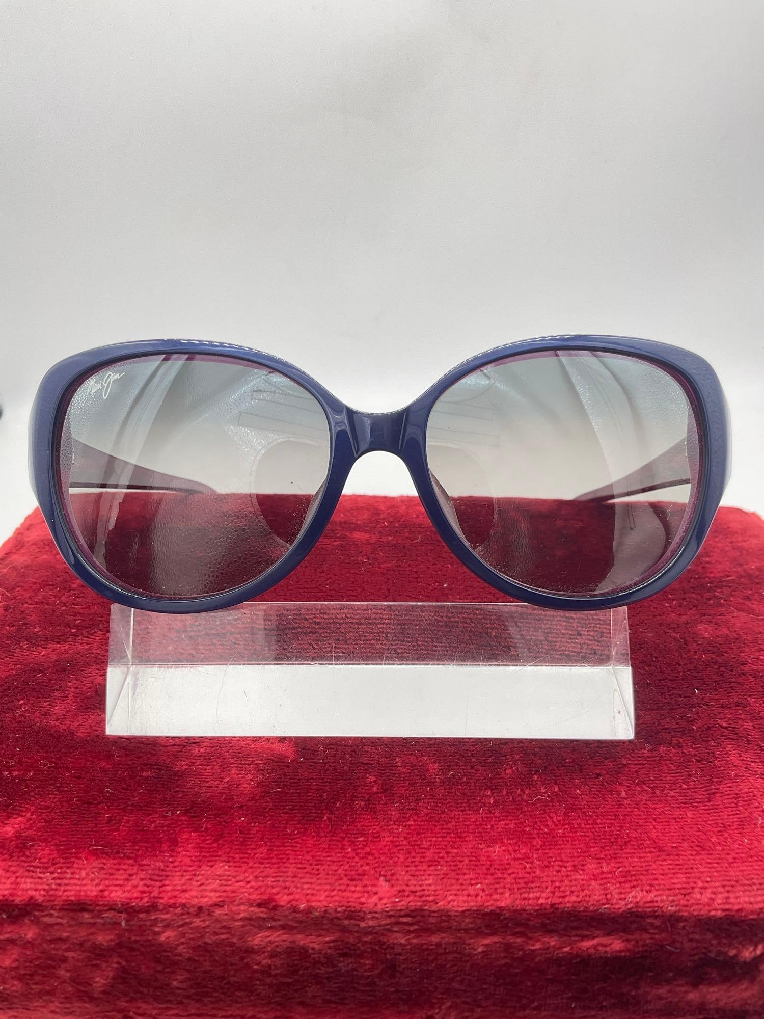 Pair of Vintage Maui Jim Womens Sunglasses w/ Dark Blue & purple Frames: c-5520