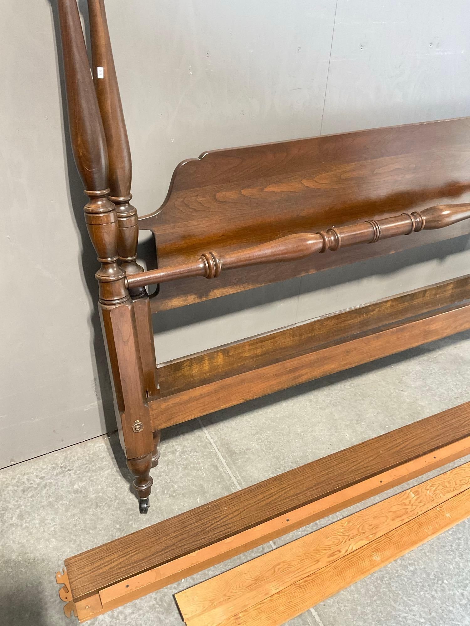Lovely vintage 60's queen mahogany bed frame with finial toppers, in fair to good cond - 3