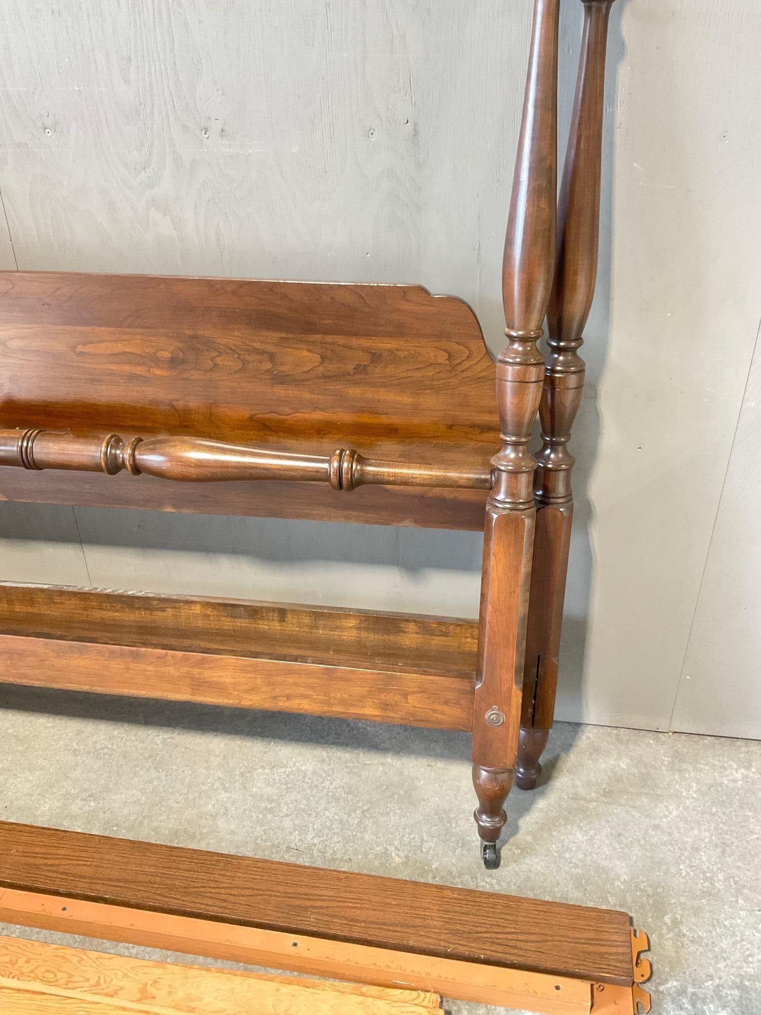 Lovely vintage 60's queen mahogany bed frame with finial toppers, in fair to good cond - 4