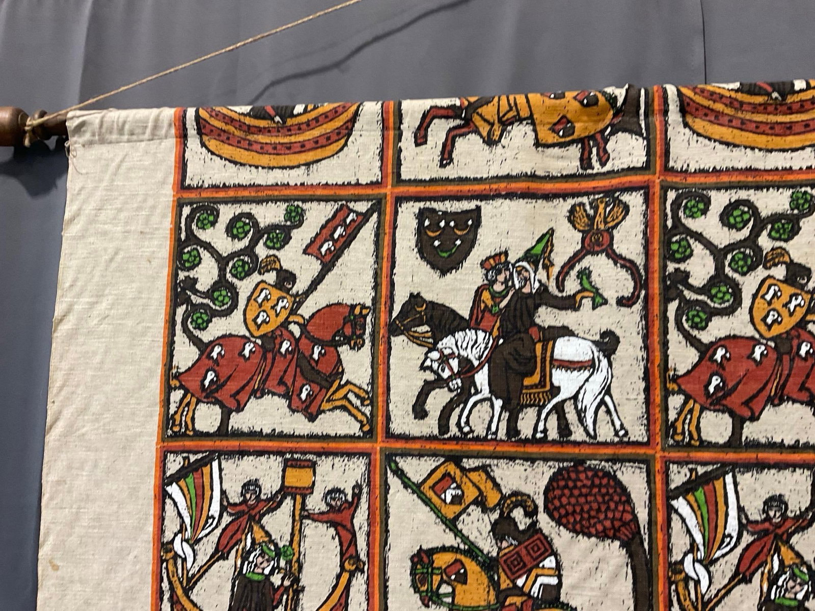 Vintage 1970s Linen Fabric Renaissance Medieval Royalty Pattern, 64 x 58 inches - 3