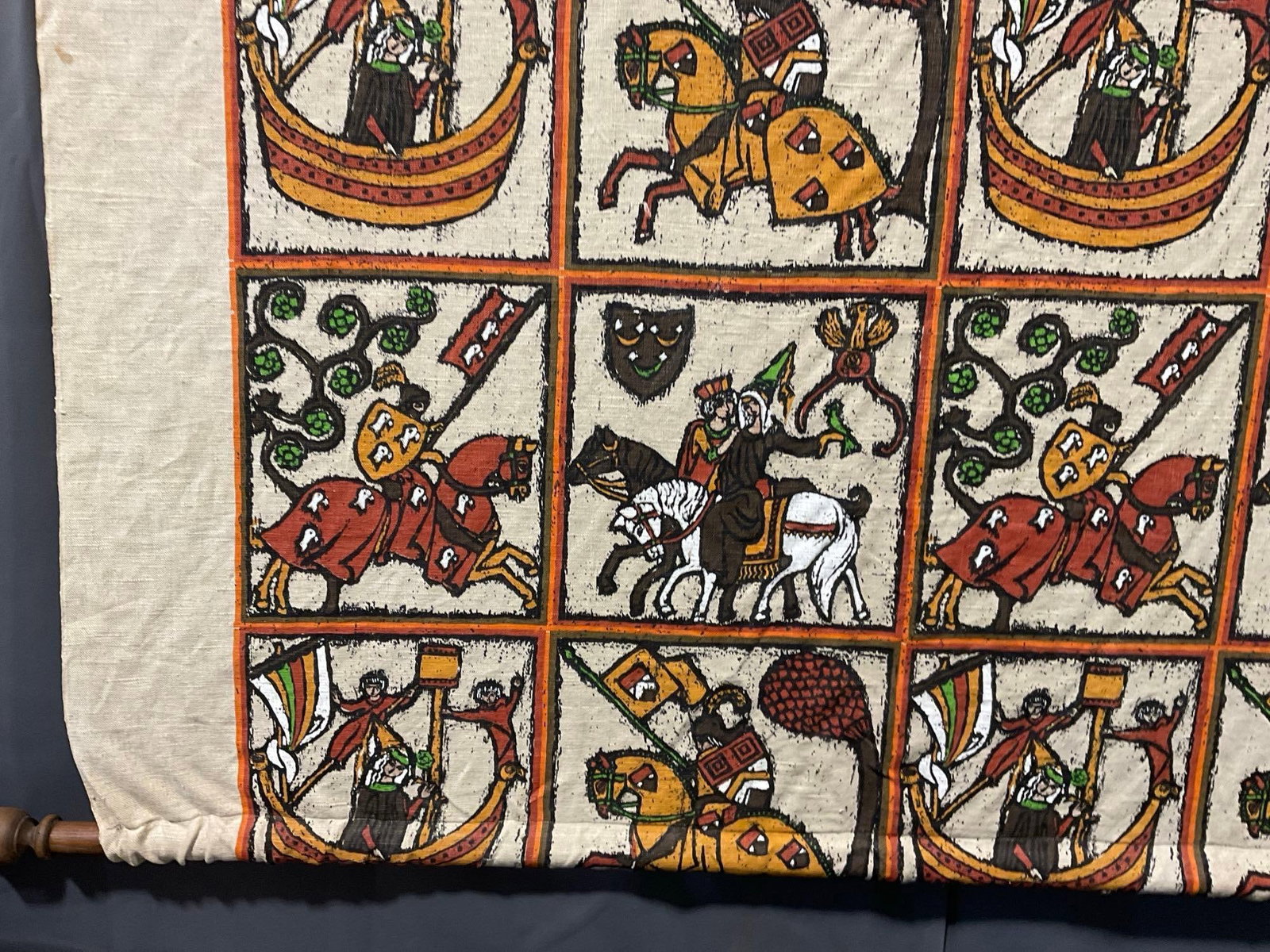Vintage 1970s Linen Fabric Renaissance Medieval Royalty Pattern, 64 x 58 inches - 5