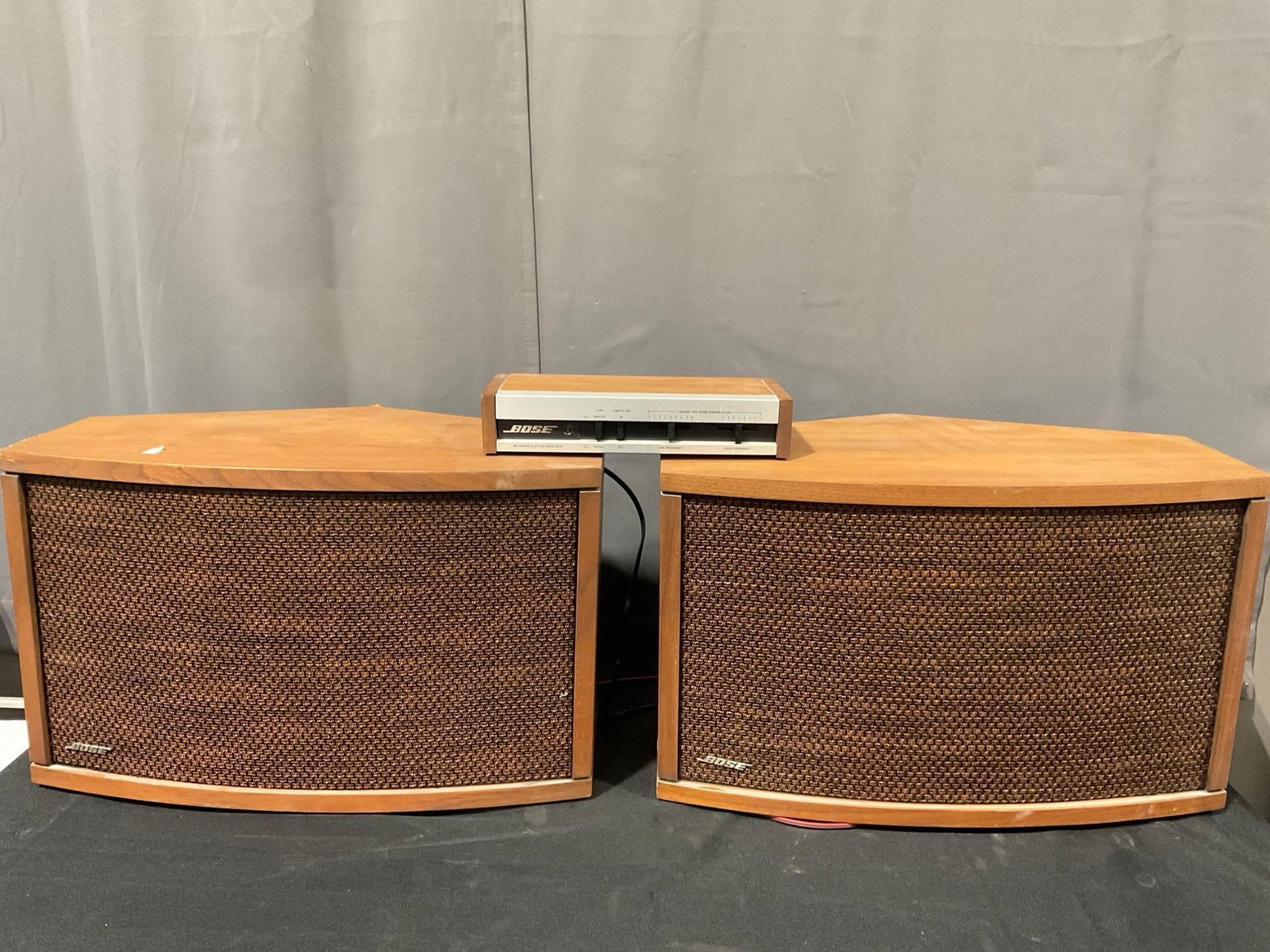 Pair of 1970s Bose 901 Series IV Speakers & Active Equalizer: Appears to be in fair to good shape, some scuffs on one edge of one of the speakers. The piece measures approx 30h x 22w x 14d inches. See pics. E-5830 *Freight Required if shipped, Buyer Arrange