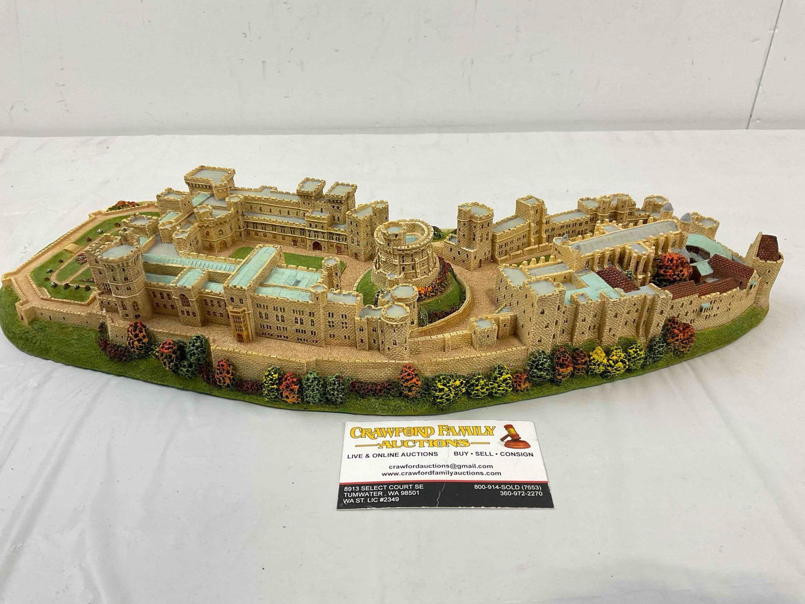 Vintage Danbury Mint Resin Sculpture of Windsor Castle w/ Original Box. Very Good Condition. - 4