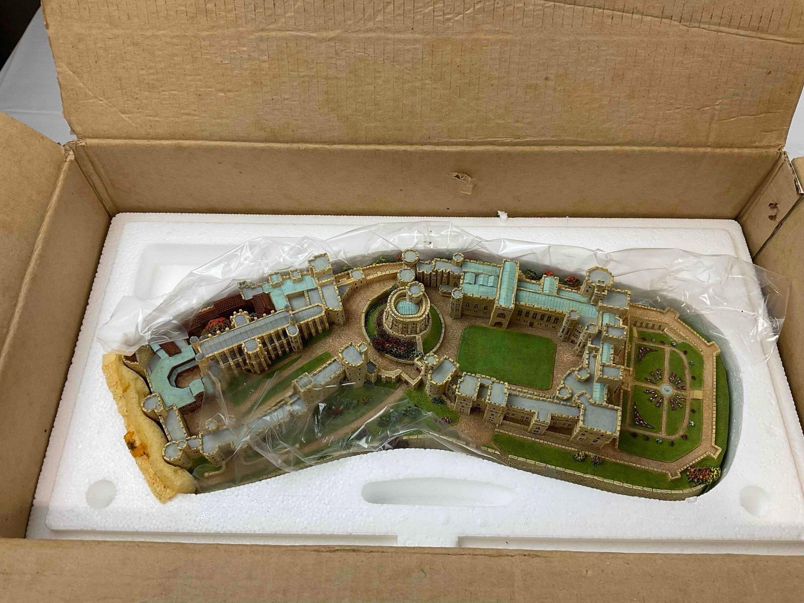 Vintage Danbury Mint Resin Sculpture of Windsor Castle w/ Original Box. Very Good Condition. - 6