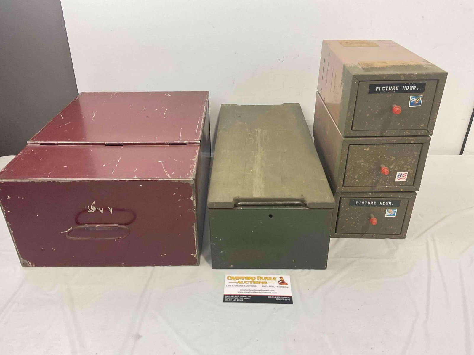 5 pcs Vintage Boxes, 4x Metal & 1x Wood. Good Condition. See pics.: 5 pcs Vintage Boxes, 4x Metal & 1x Wood. Good Condition. Minor wear indicative of age and use, condition is otherwise good. Measures 10" x 14" x 6" DM-5360