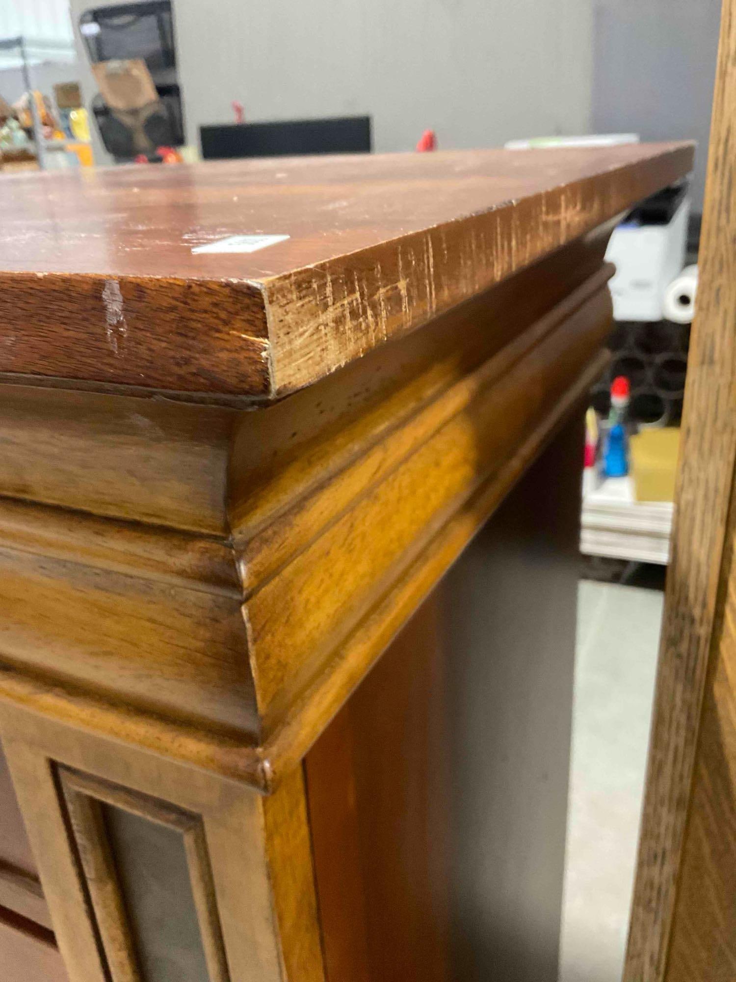 Klaussner "Dick Idol" Cherry / Maple finish Rustic Dresser w/ 9 Drawers. Very Good Condition. - 4