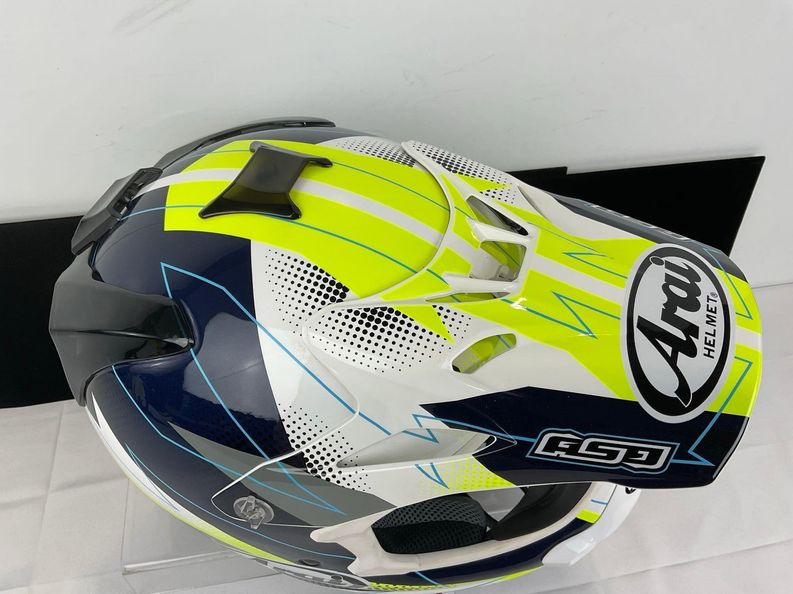 Arai VX-Pro4 Resolute MX Offroad Helmet in Resolute Yellow, size XL - 2