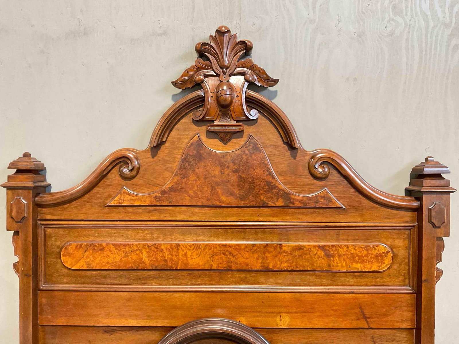 Handsome Antique Mahogany Wood Full Bed Frame w/ Burl Panels & Carved Headboard. - 4