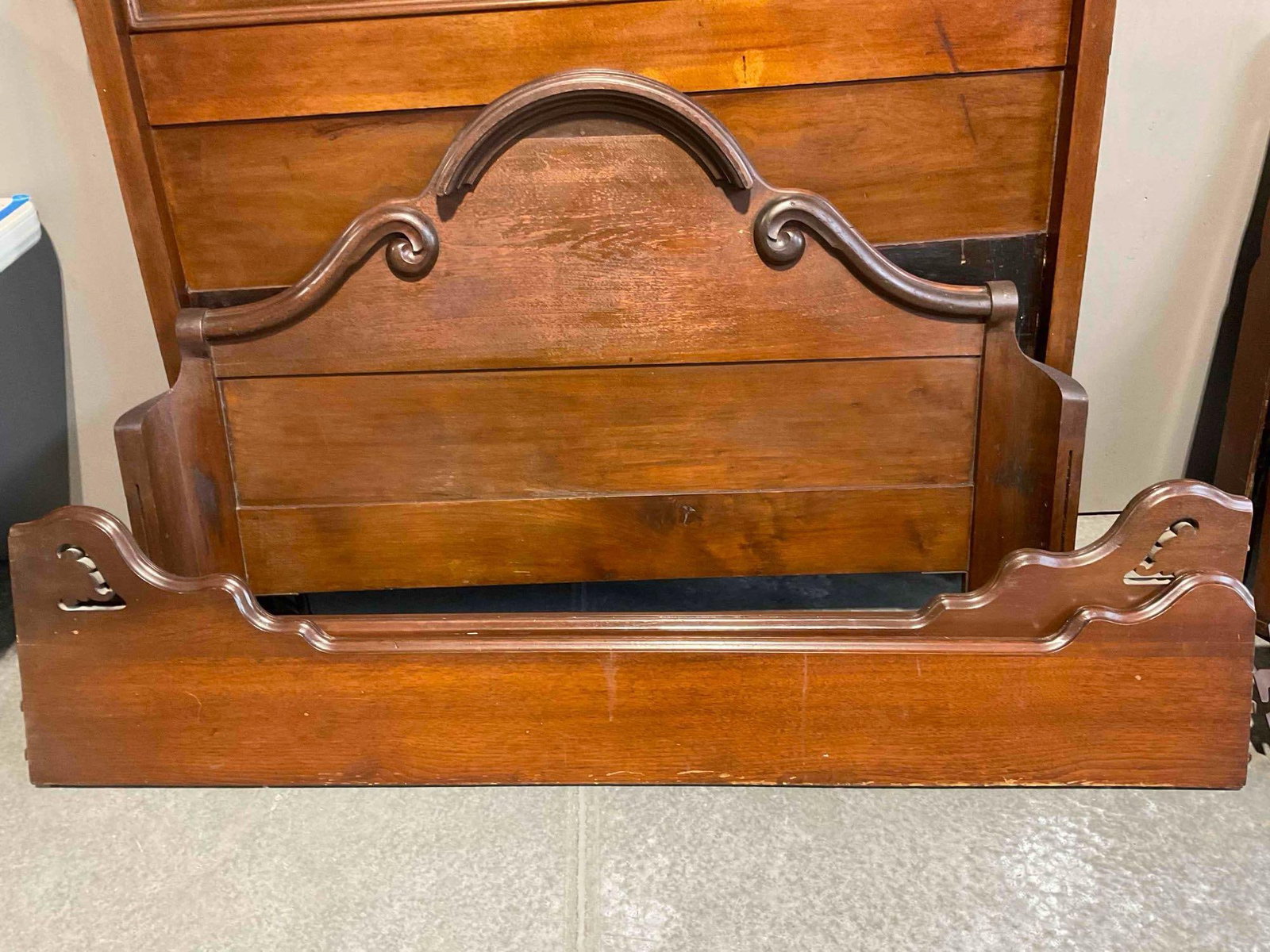 Handsome Antique Mahogany Wood Full Bed Frame w/ Burl Panels & Carved Headboard. - 5