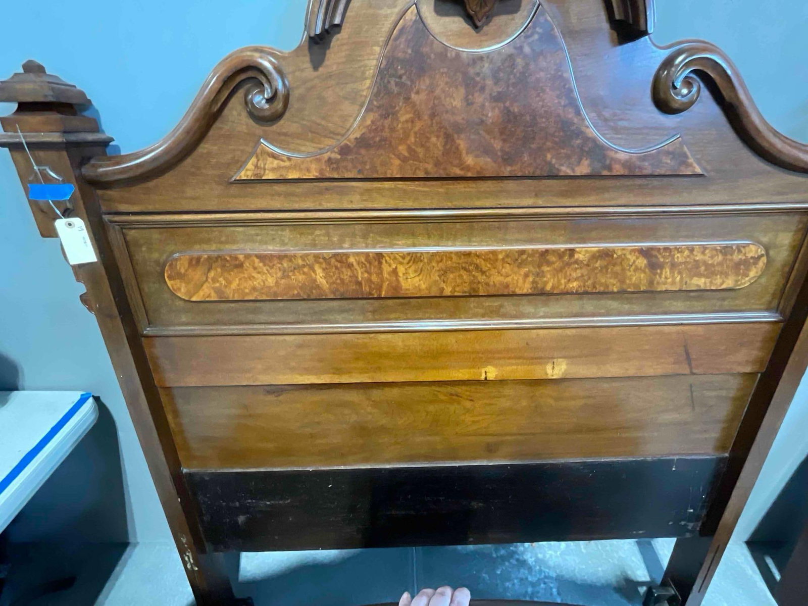 Handsome Antique Mahogany Wood Full Bed Frame w/ Burl Panels & Carved Headboard. - 6