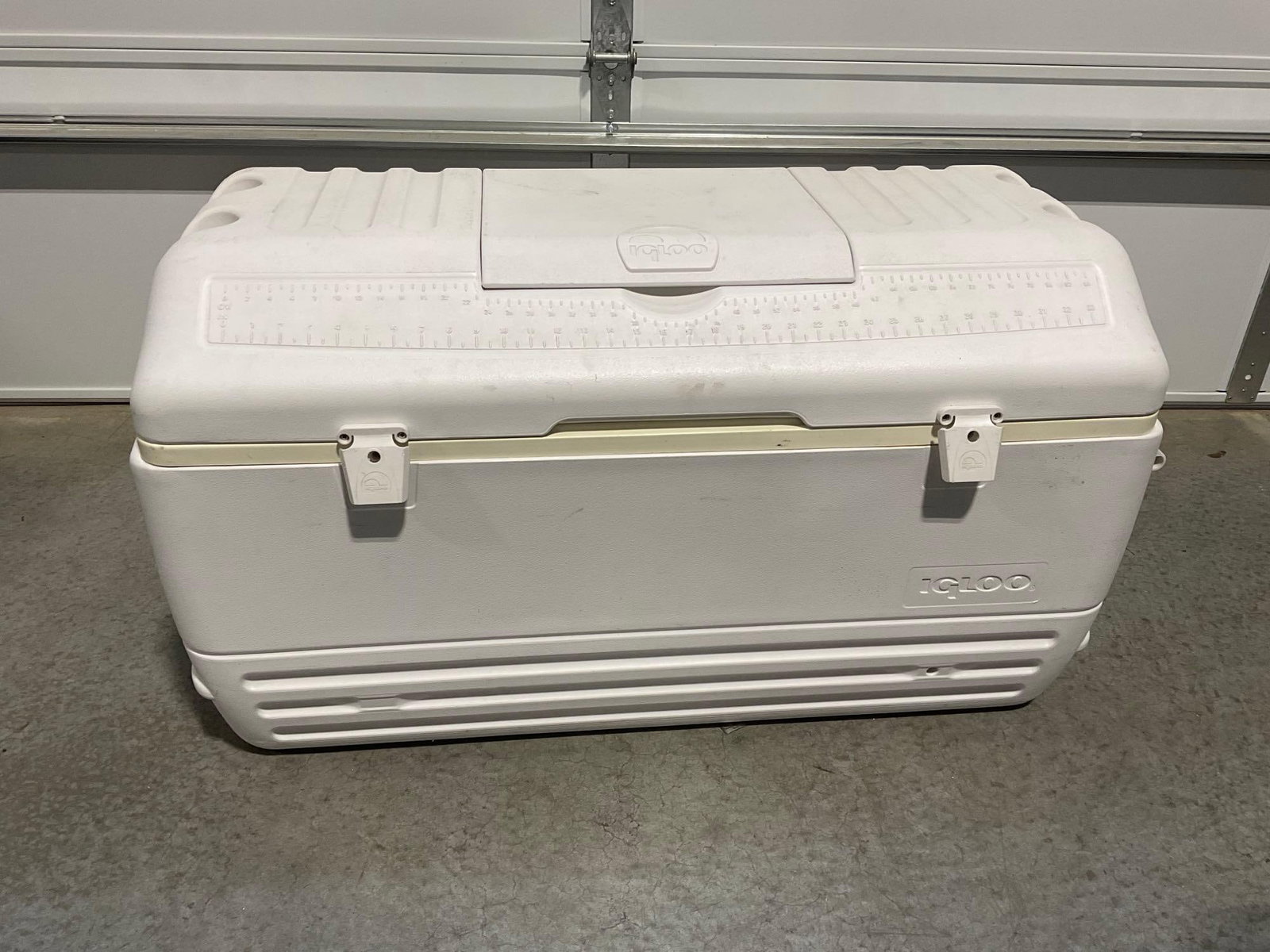 Igloo Quick & Cool 150 Quart Hardsided Chest Cooler, in white, 24h x 42w x 19d inches: Appears to be in good shape. The piece measures approx 24h x 42w x 19d inches. See pics. E-5600 *Oversized shipping may apply*