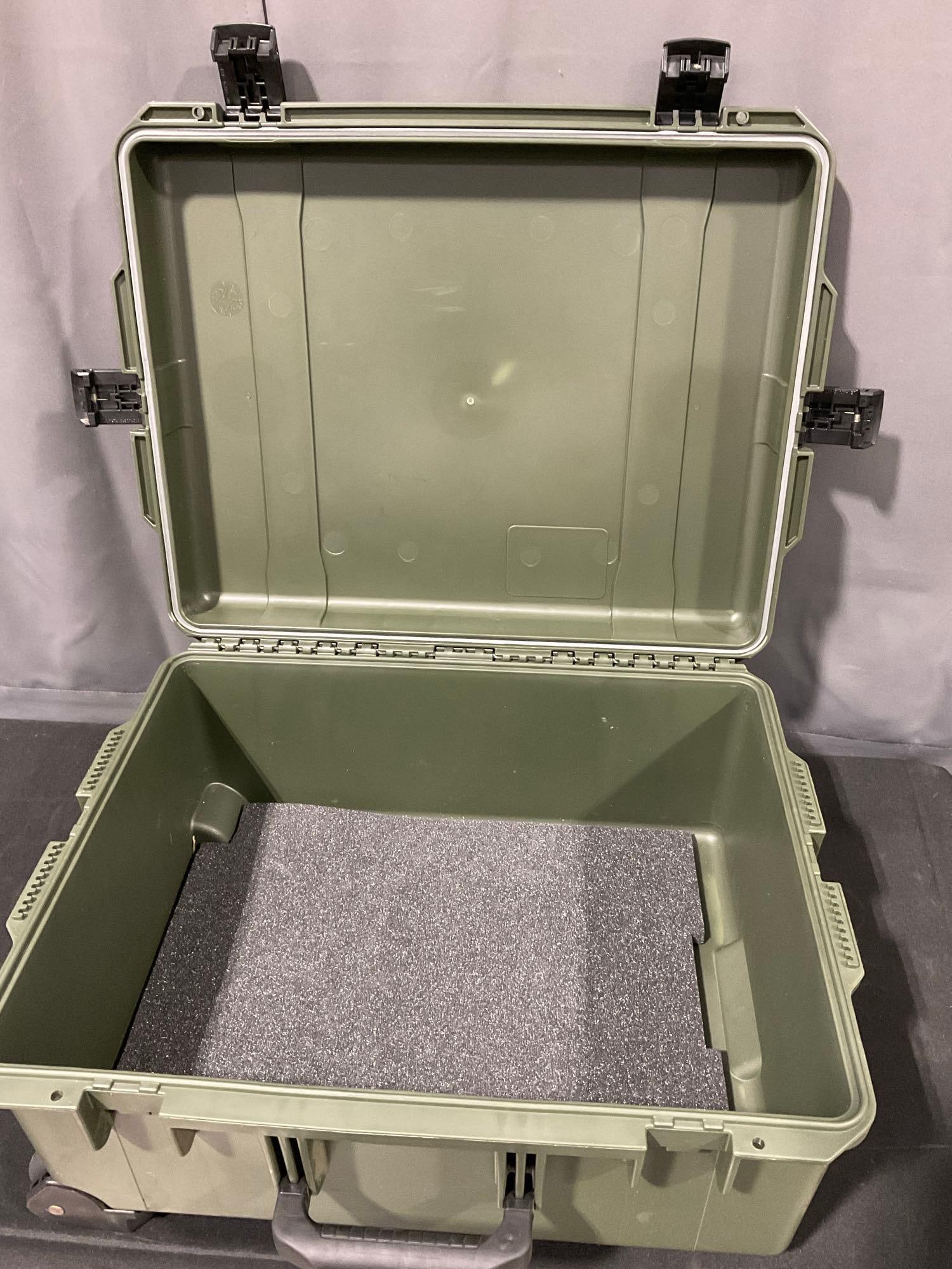 Storm Case iM2720 Ruggedized Case, w/wheels & extendable handle, looks waterproof - 4