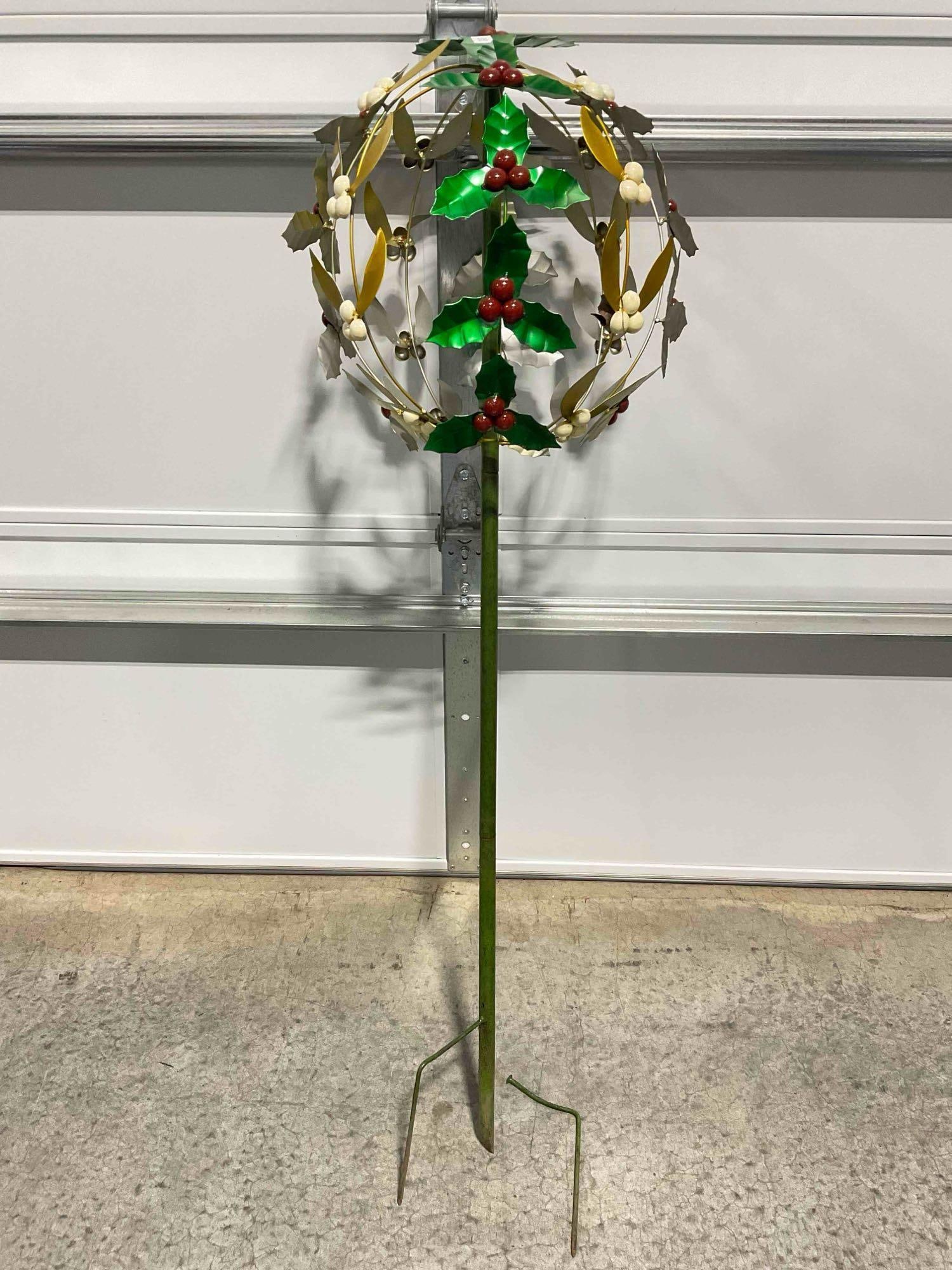 Metal Yard Art Lawn Decoration Whirligig w/ Christmas Holly & Mistletoe Design. See pics.: Metal Yard Art Lawn Decoration Whirligig w/ Christmas Holly & Mistletoe Design. One tine has come loose, included and could be repaired, condition otherwise looks to be fair. Measures 16" x 16" x