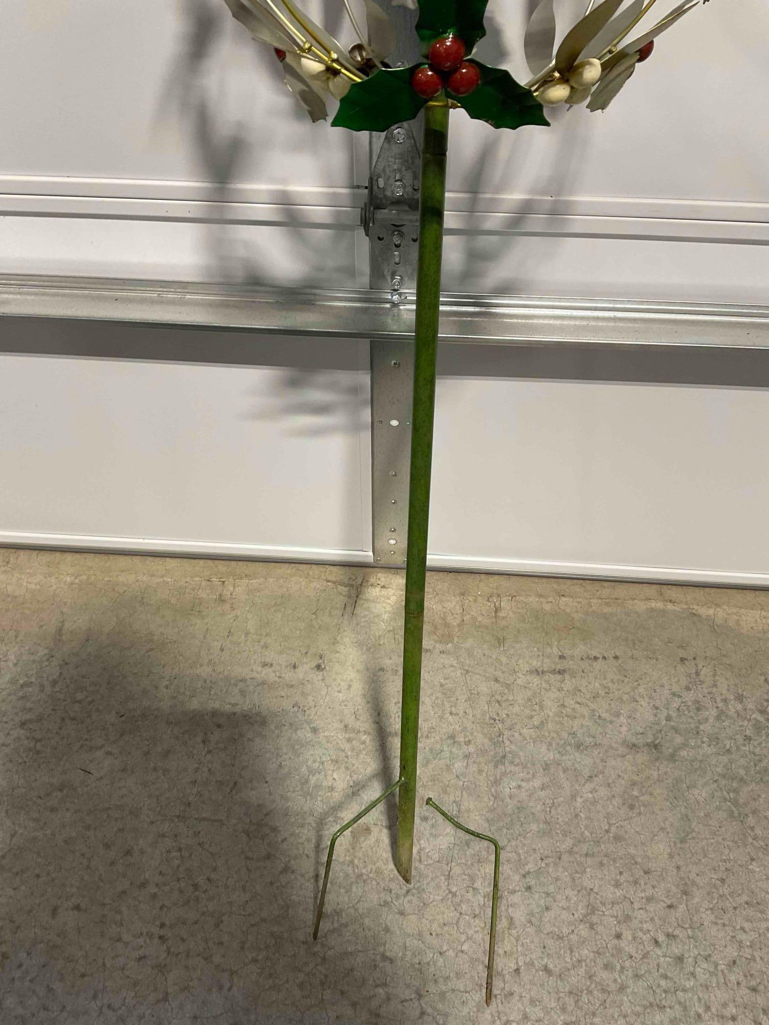 Metal Yard Art Lawn Decoration Whirligig w/ Christmas Holly & Mistletoe Design. See pics. - 4