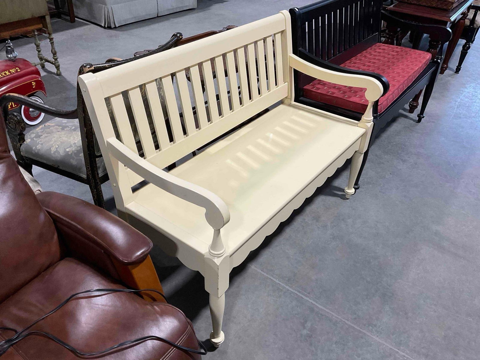 Riverside Furniture Sweet Ivory Painted Wooden 2-Seat Bench. Good Condition. See pics. - 3