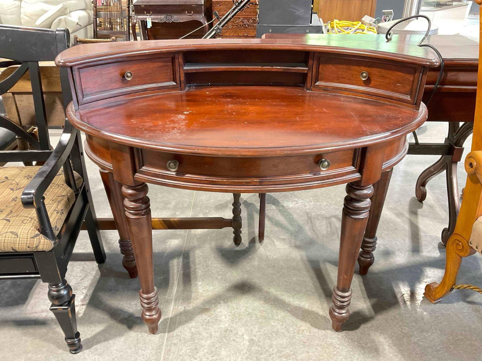 Seven Seas by Hooker Furniture Vintage Style Mahogany Wood Finish Oblong Writing Desk. See pics. (1 of 7)