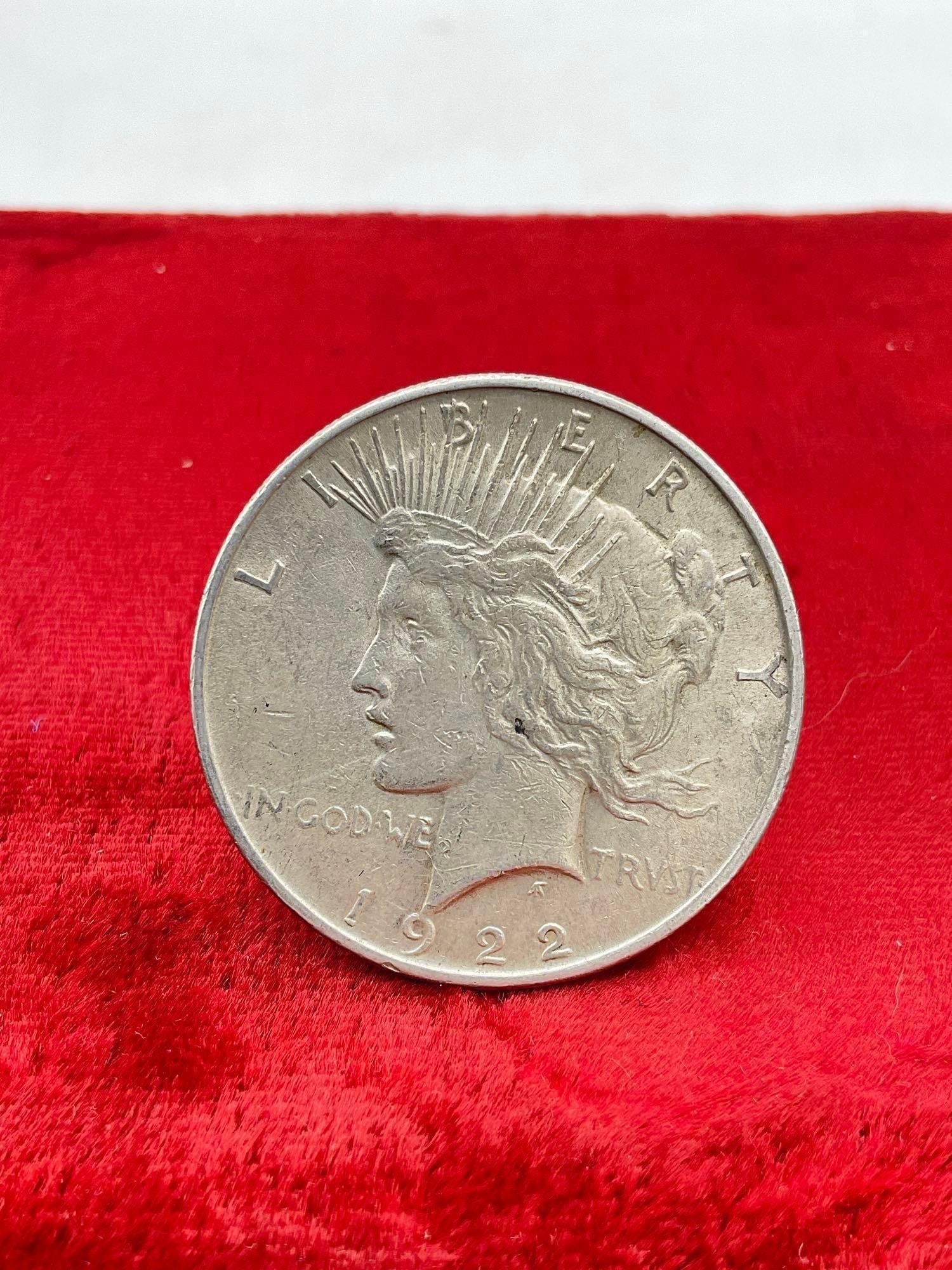 Antique 1922 Silver Peace Dollar coin is in nice condition see pics: C-5880