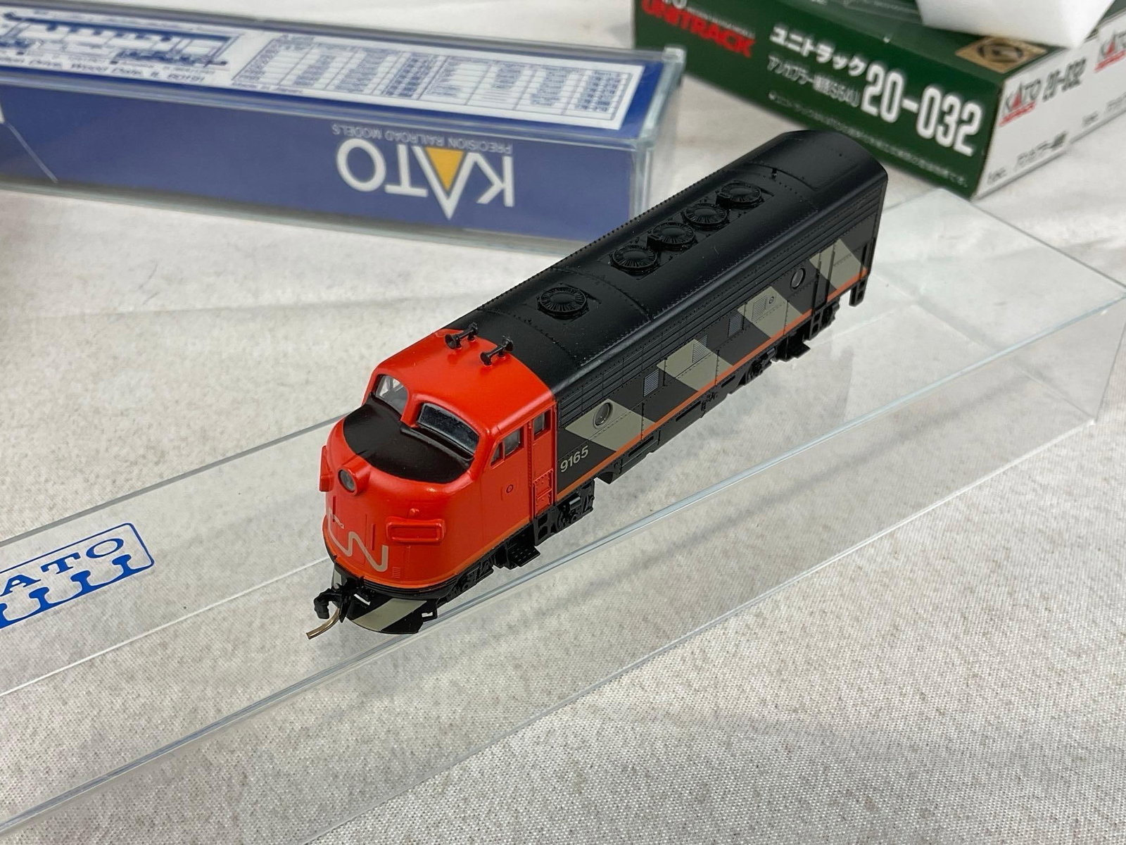 2x Kato EMD F7 9165 Engines, N Gauge trains & 2x Kato 2-1/2 Mag. Uncoupler tracks, N-Gauge - 5