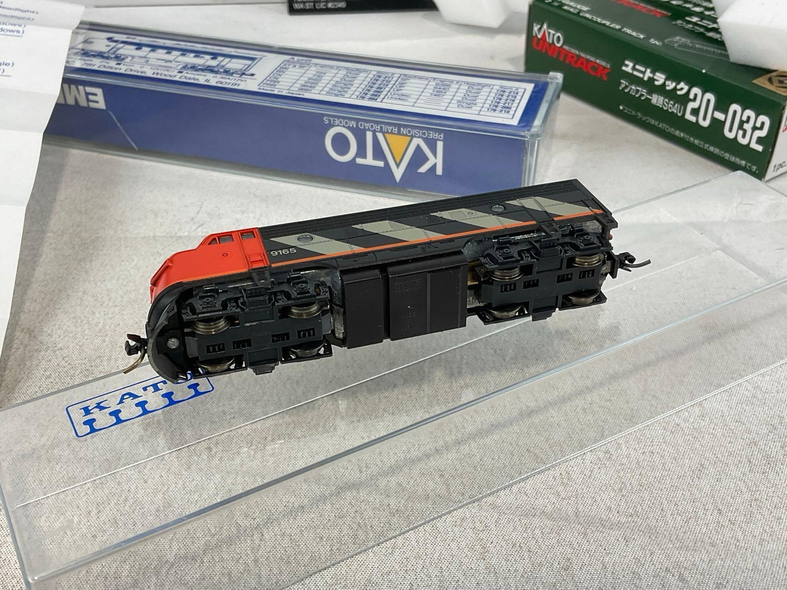 2x Kato EMD F7 9165 Engines, N Gauge trains & 2x Kato 2-1/2 Mag. Uncoupler tracks, N-Gauge - 6