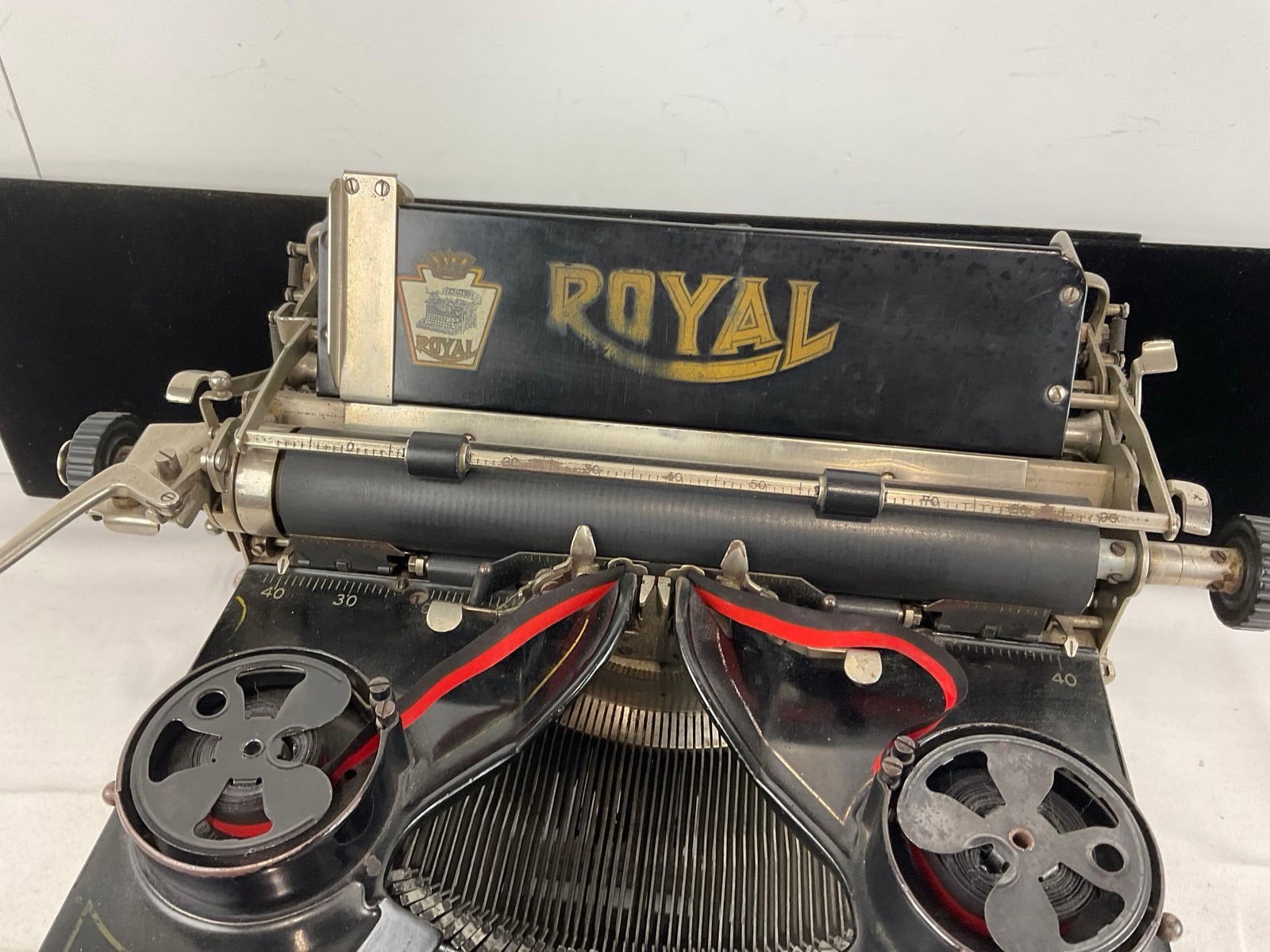 Antique 1915 Royal Typewriter model 10, Beveled Glass sides, 11h x 16w x 16d inches - 4