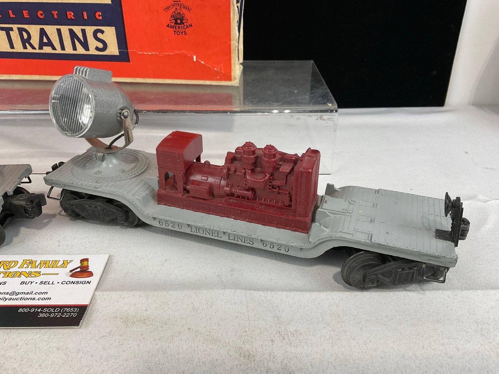 2 1950s Lionel Electric Trains O-Scale, Searchlight Flatcars, 3520 Yellow & 6520 Maroon Generators - 4