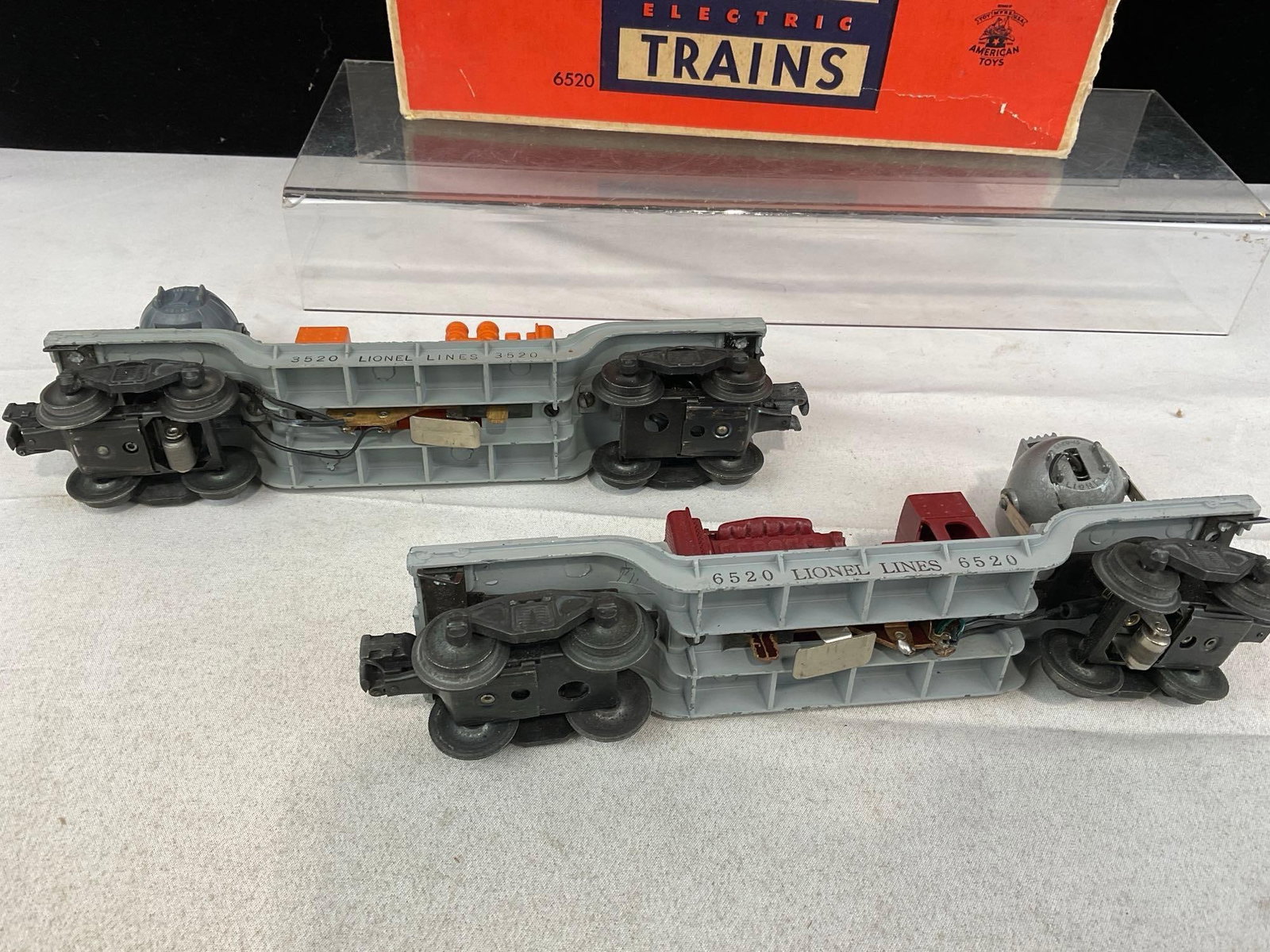 2 1950s Lionel Electric Trains O-Scale, Searchlight Flatcars, 3520 Yellow & 6520 Maroon Generators - 6