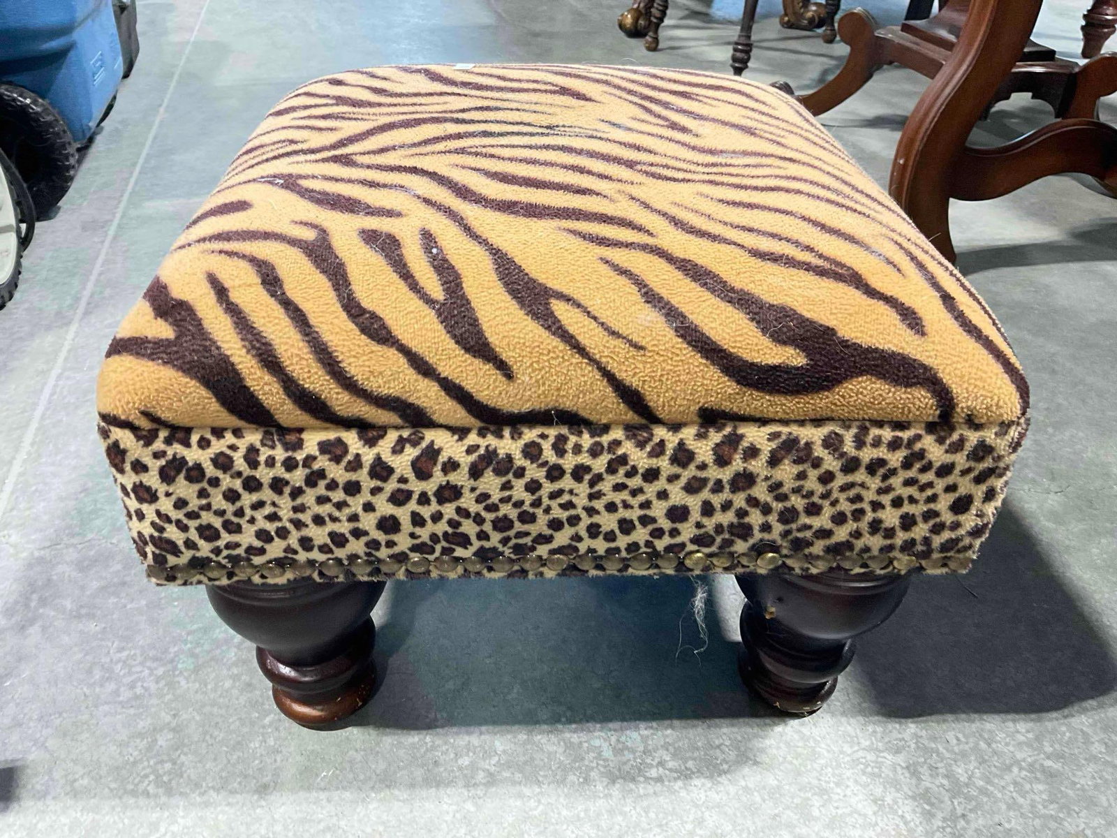 Modern Low Piano Stool w/ Animal Print Fleece Upholstery. Fair Condition. See pics.: Modern Low Piano Stool w/ Animal Print Fleece Upholstery. Fair Condition. Wear indicative of age and use, otherwise looks to be in fair condition. Measures 15" x 15" x 10" DM-5860 *Freight