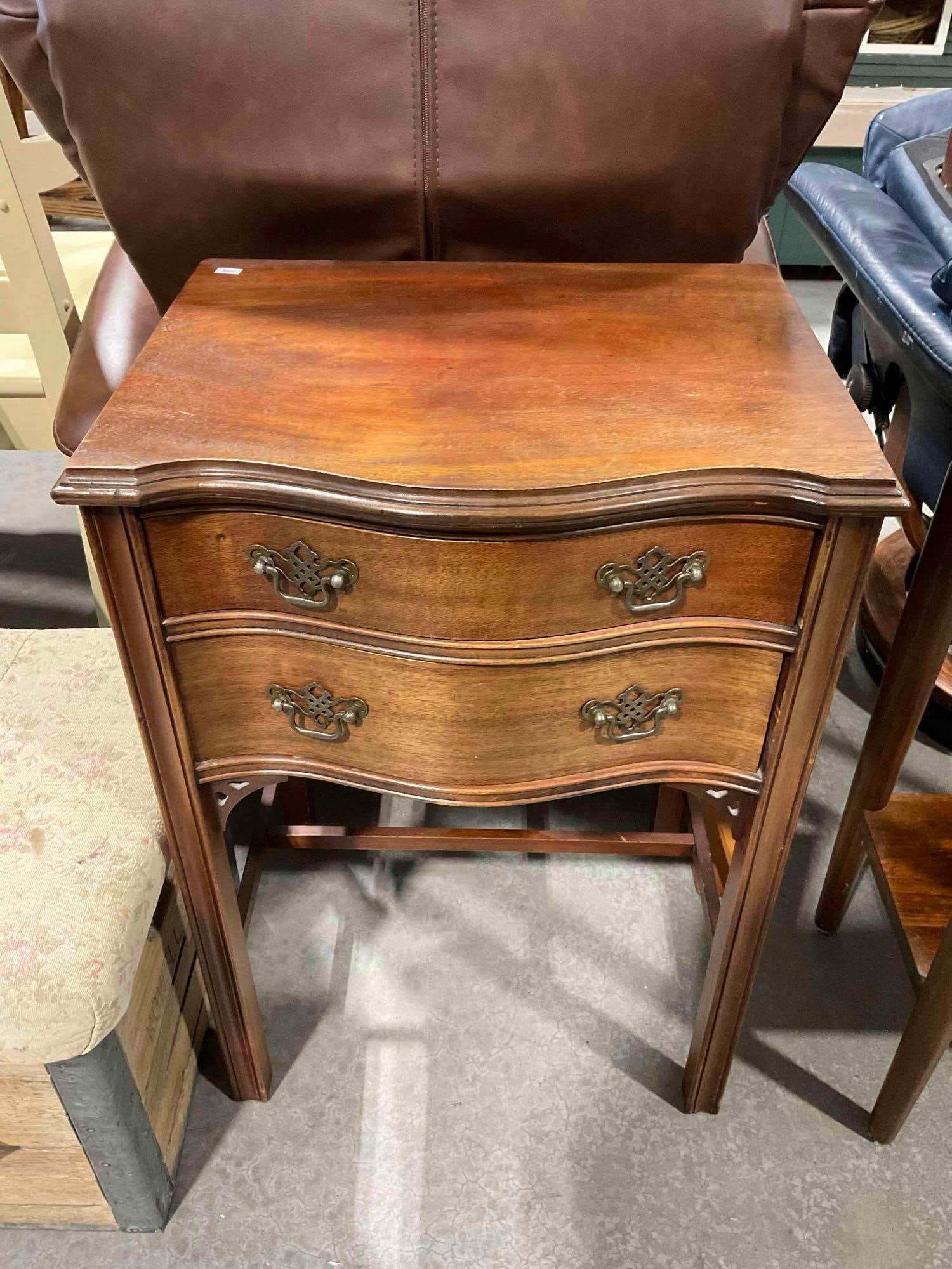 Vintage Mahogany Wood Side End Table w/ 3 Drawers. Good Condition. See pics. (1 of 6)