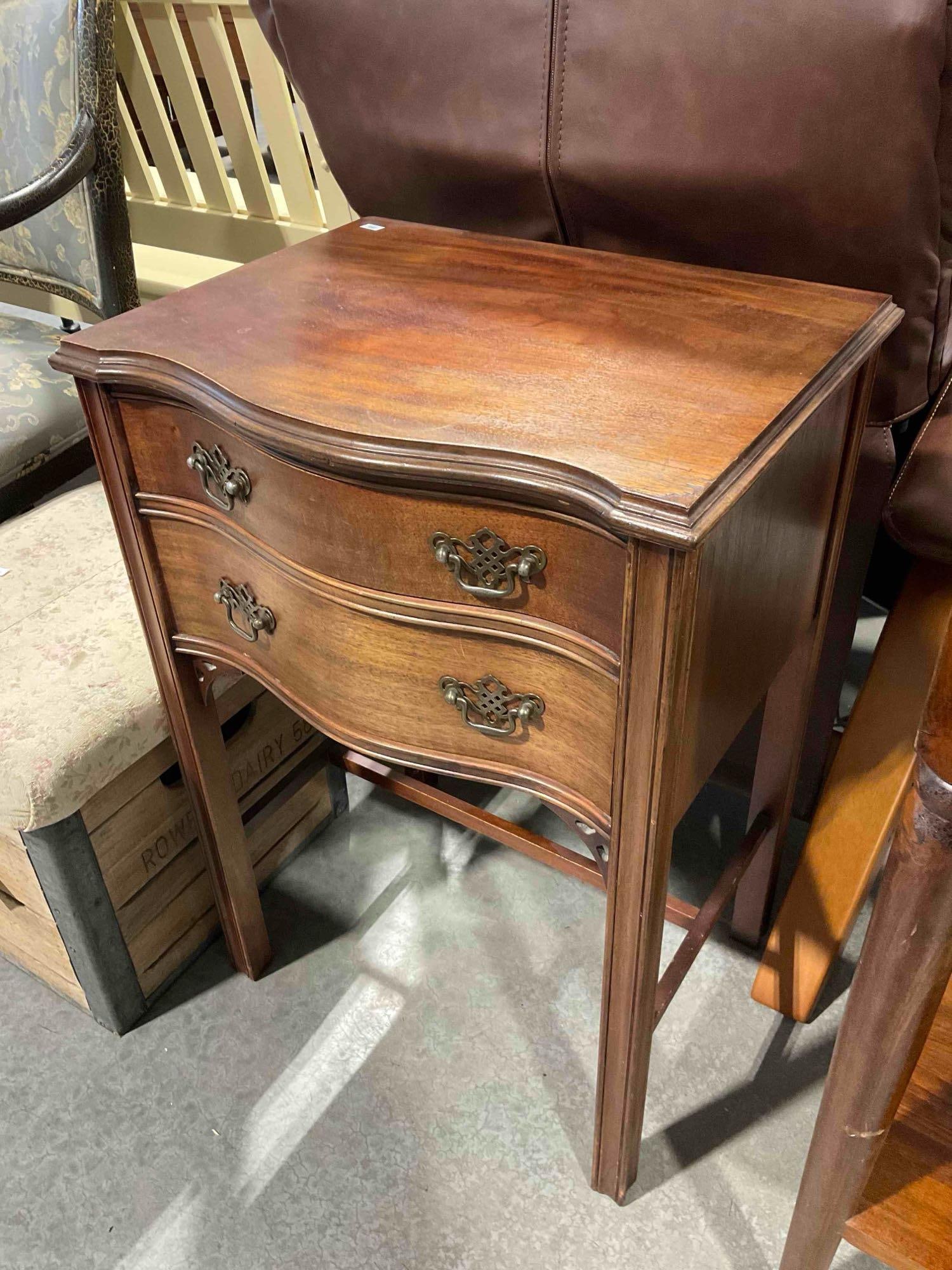 Vintage Mahogany Wood Side End Table w/ 3 Drawers. Good Condition. See pics. - 2