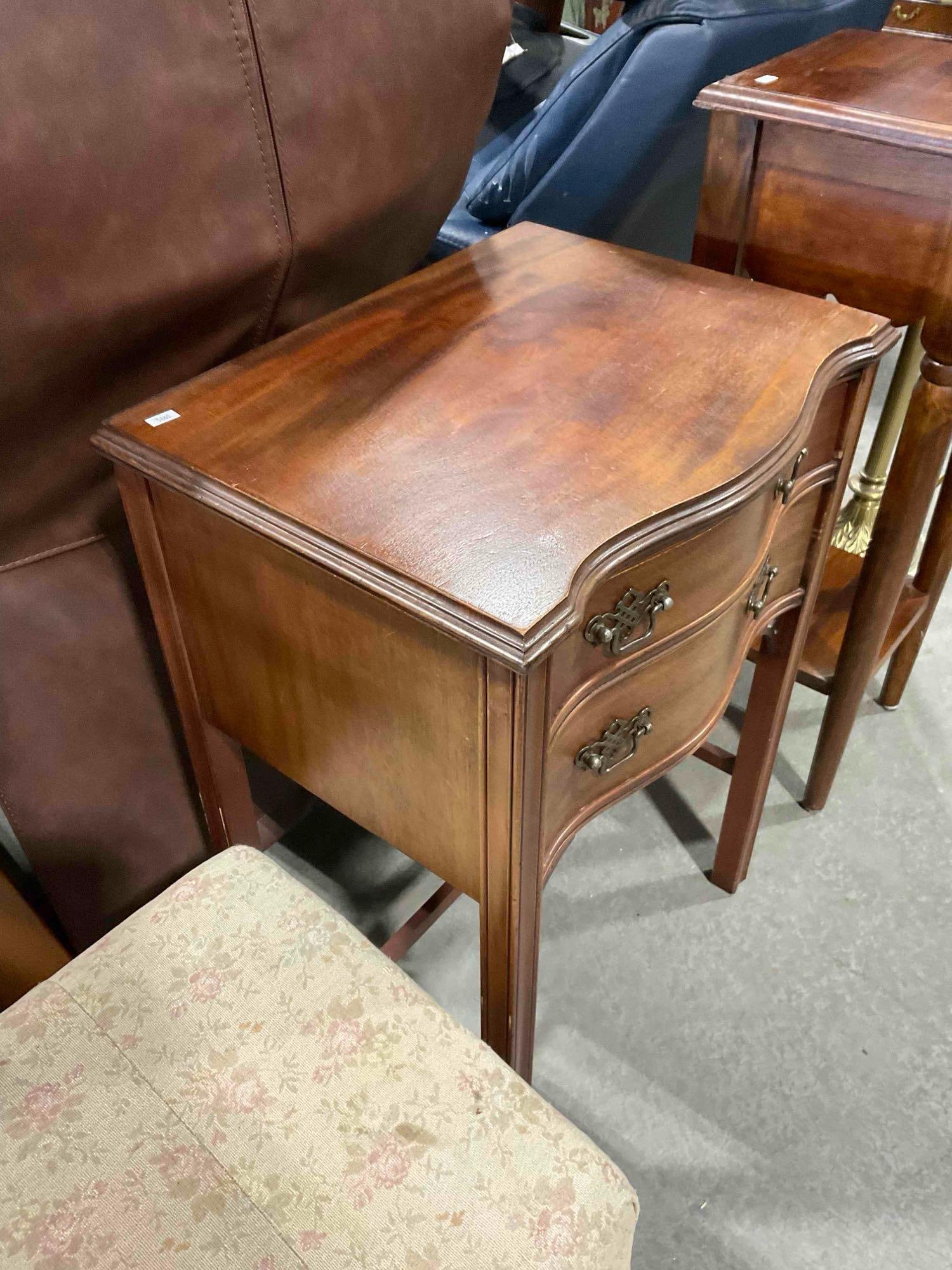 Vintage Mahogany Wood Side End Table w/ 3 Drawers. Good Condition. See pics. - 3