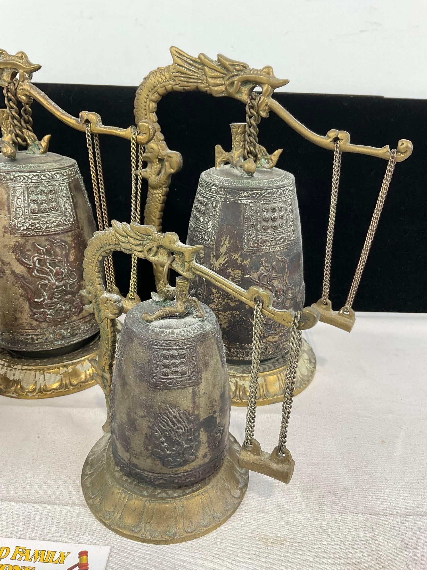 4x Chinese-Style Temple Bell on Dragon Figural Stands, different sizes - 3