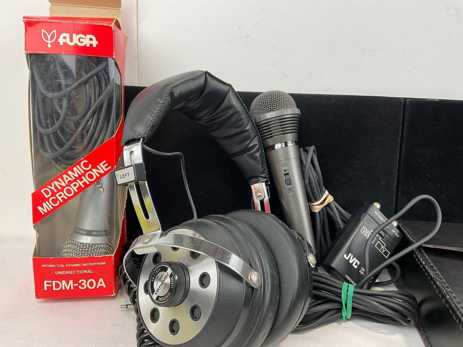 B&K Model 1246 Digital LG Color Generator, FUGA FDM-30A Mic, Soundesign model 338, JVC RF Unit - 4