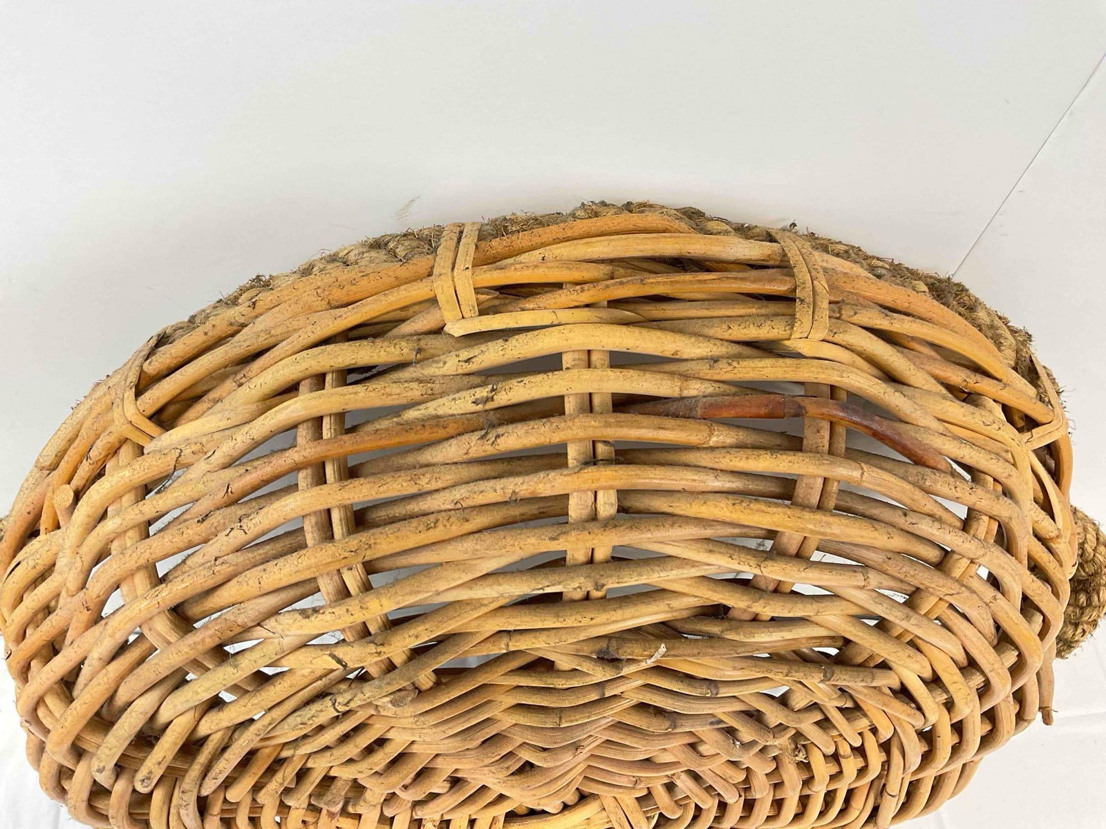 Vintage Portuguese Large Woven Fish Basket. Measures 28" x 23" x 6" See pics. - 5