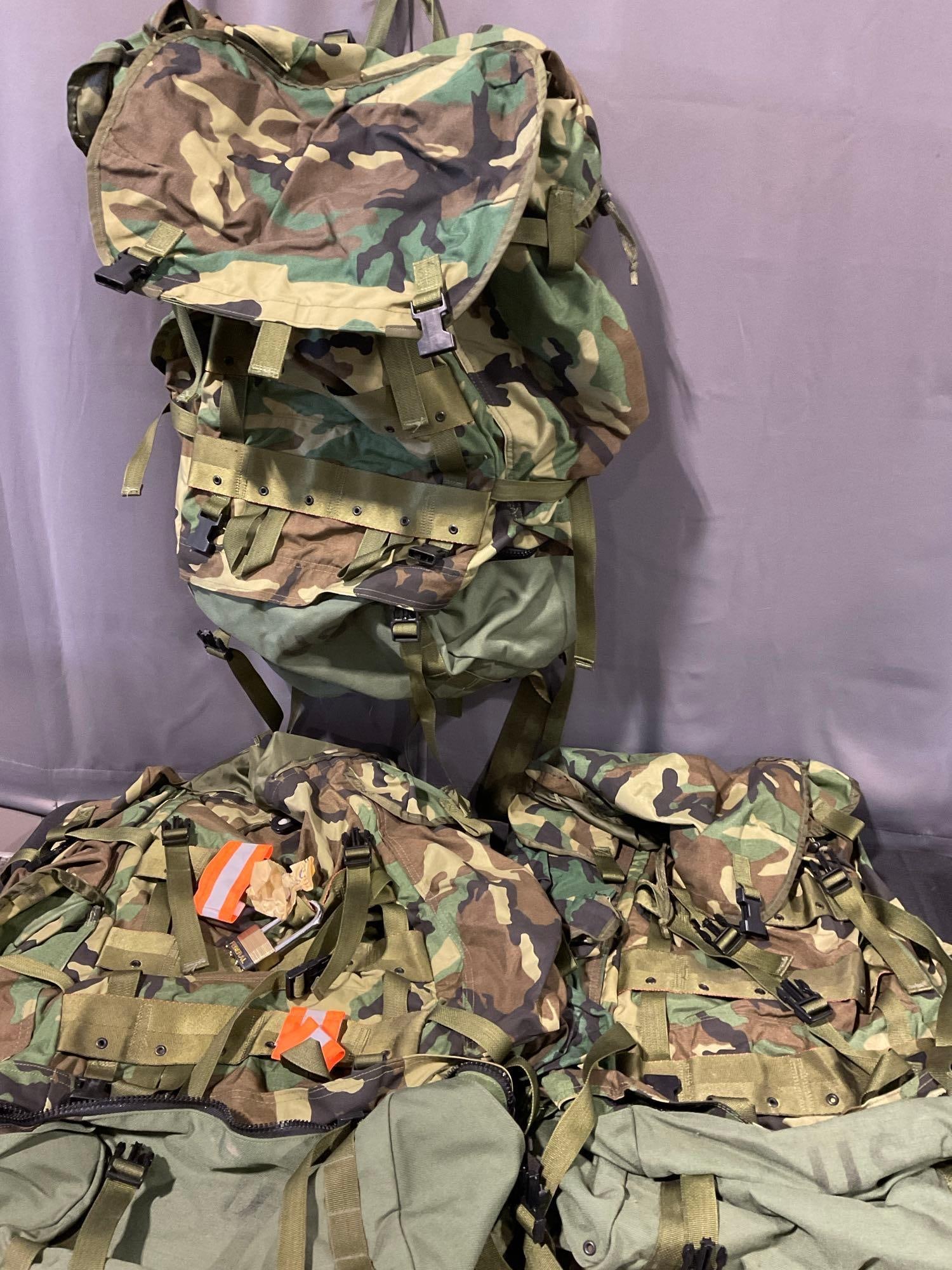3x Vintage US Military Woodland Camo Backpacks, Large Field Packs, Internal Frame: Appears to be in good shape. The piece measures approx 25h x 18w x 17d inches. See pics. E-5600