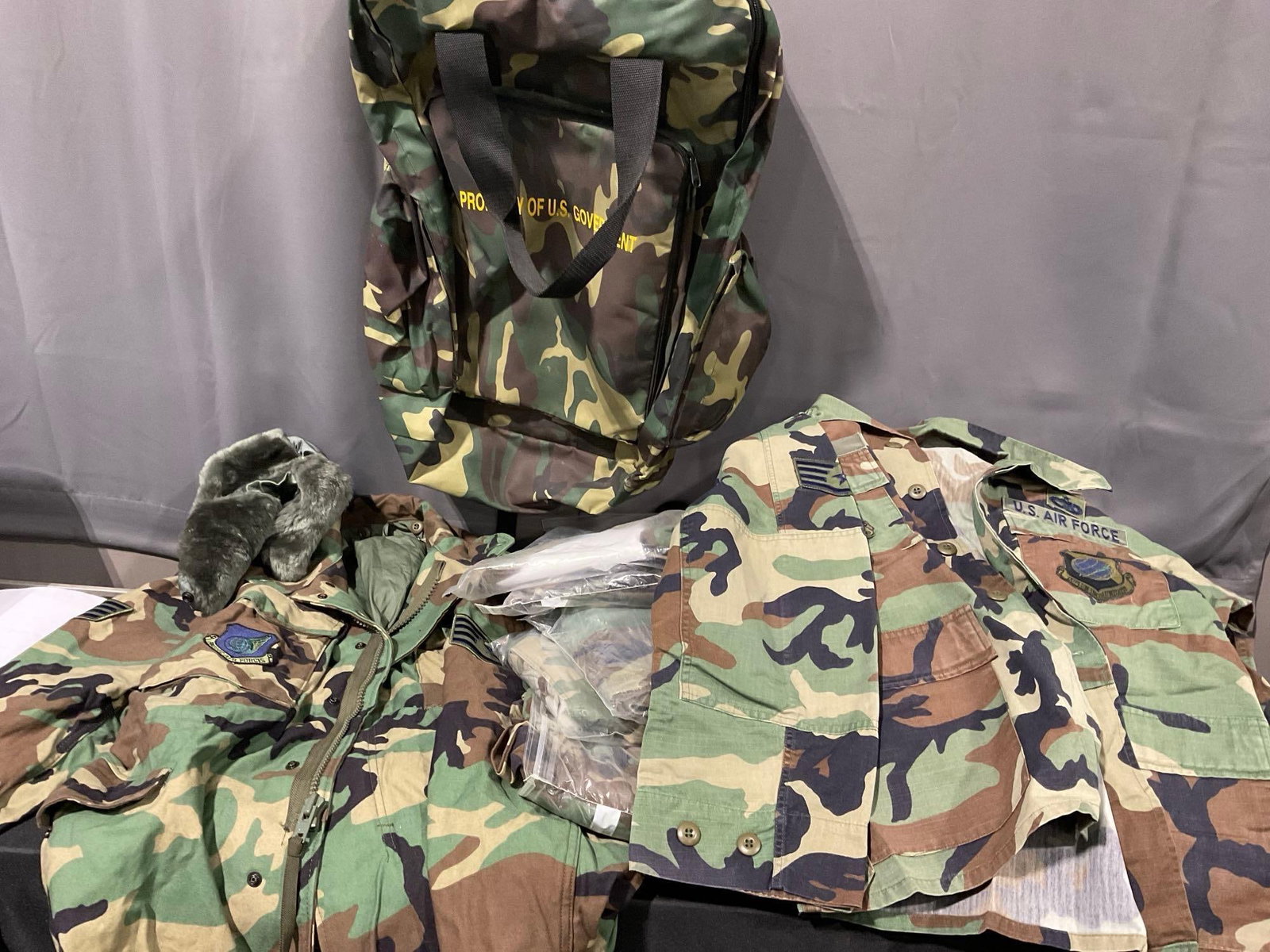 US Military Woodland Camo 1990s, Clothes, Cold Weather Coat, Cold Weather Parka & More: Appears to be in good shape. The piece measures approx 19h x 32w x 20d inches. See pics. E-5600
