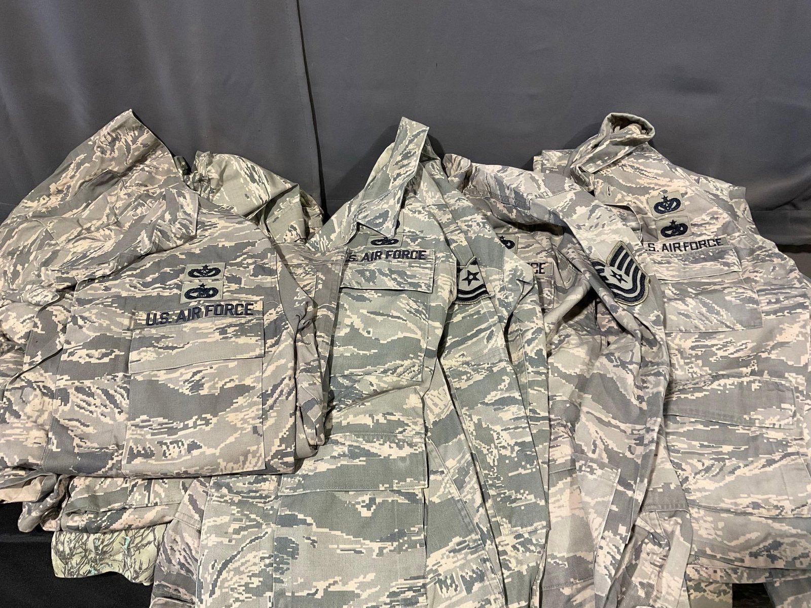 Air Force digital camo Fatigues, Several Utility Coat & Trousers, Size Medium & 34S: Appears to be in good shape. The piece measures approx 15h x 31w x 21d inches. See pics. E-5600