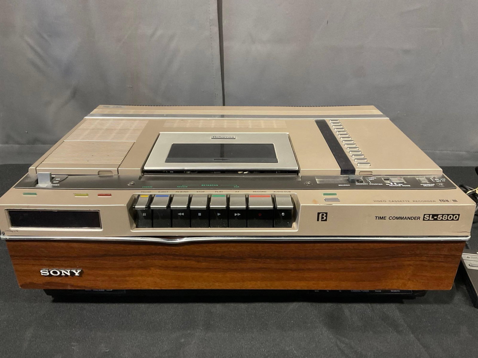 Sony Betamax SL-5800 Videocassette Recorder w/Remote, 8h x 20w x 16d inches - 2