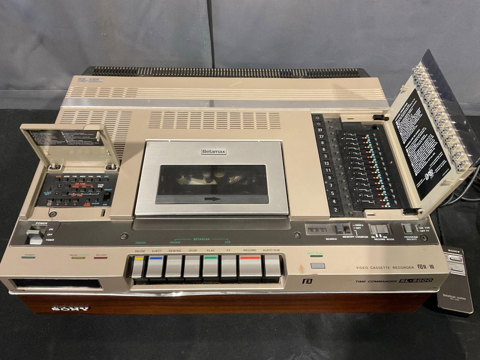 Sony Betamax SL-5800 Videocassette Recorder w/Remote, 8h x 20w x 16d inches - 4