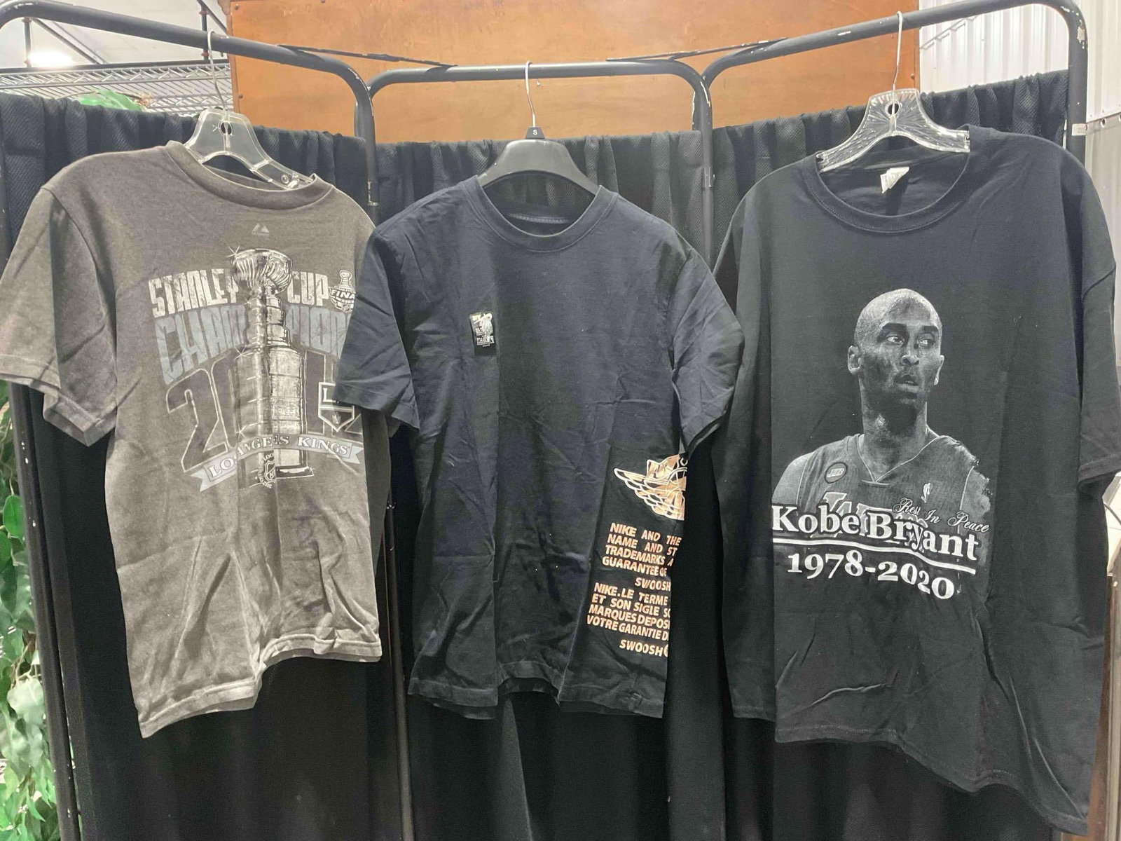 3 pcs Sports Shirts, incl. Air Jordan Graphic Tee Size M & Fruit of the Loom Kobe Bryant Size XL.: 3 pcs Sports Shirts, incl. Air Jordan Graphic Tee Size M & Fruit of the Loom Kobe Bryant Size XL. Also includes Majestic Size Youth Large 2012 Stanley Cup Champions. Excellent Condition. Measures