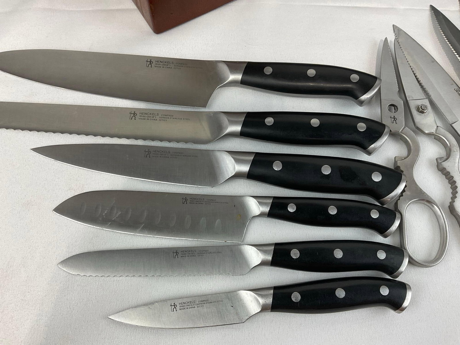 Henckels Knife Block w/7 pc set, Chefs Knife, Paring & more & Set of 4 Tommy Bahama Steak Knives - 2