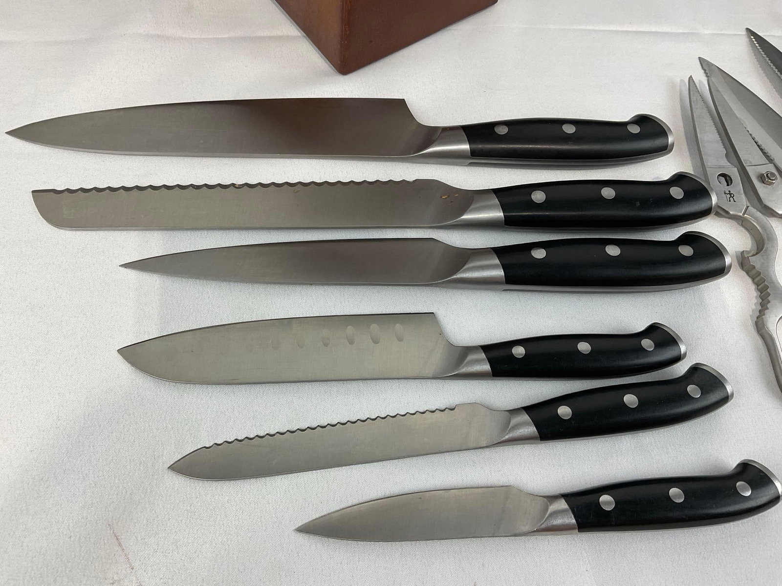Henckels Knife Block w/7 pc set, Chefs Knife, Paring & more & Set of 4 Tommy Bahama Steak Knives - 3