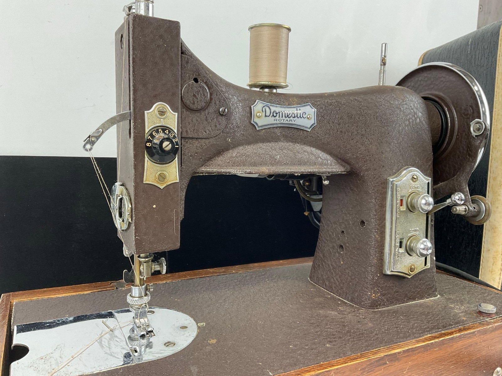 Vintage 1930s-40s Domestic Rotary Sewing Machine, model 153 w/Leather Case - 7
