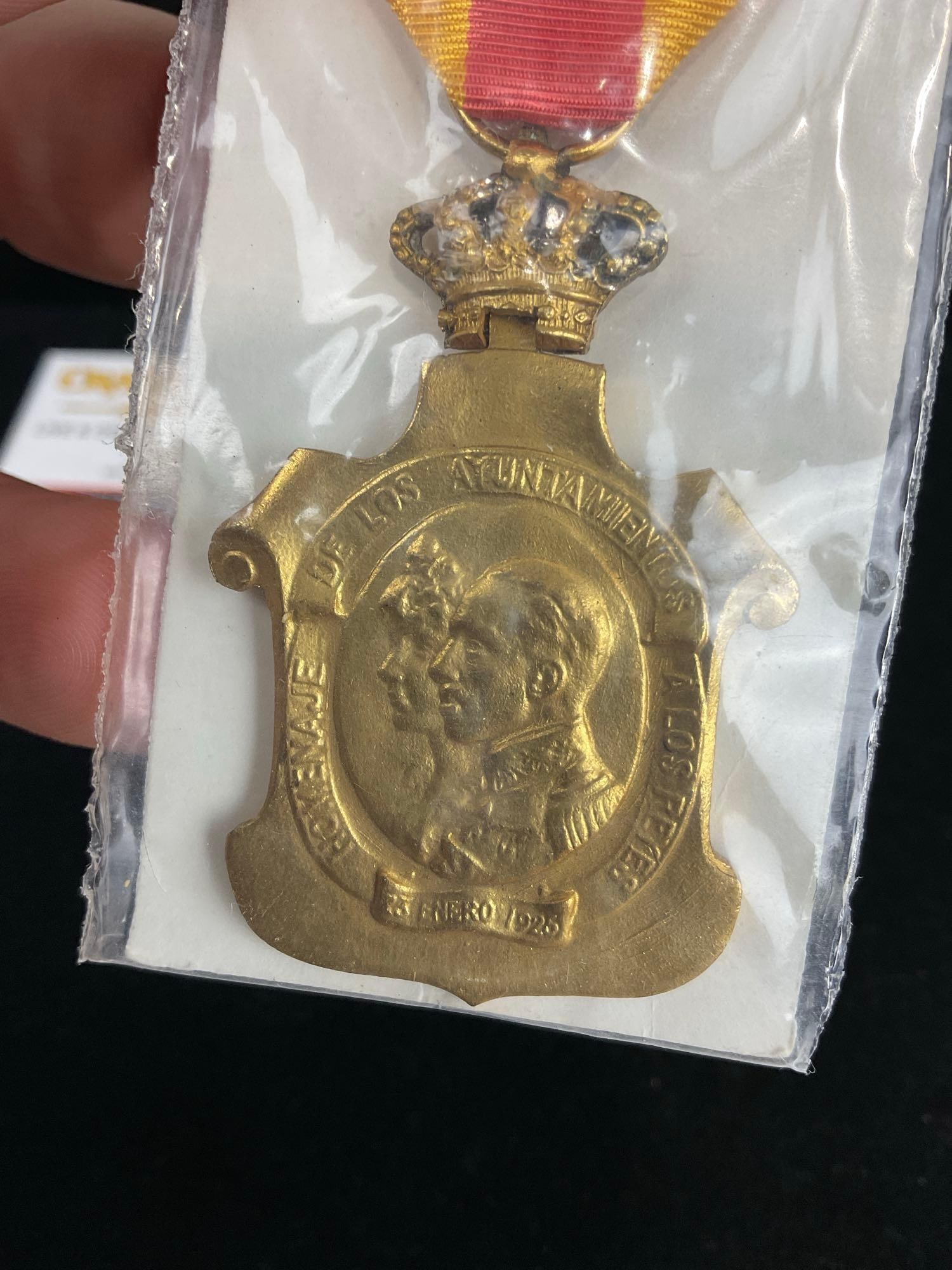 Pair of Spanish Medals, Astorga Centennial 1810-1910 & 1920s Homage to Royal Family, Alfonso XIII - 3