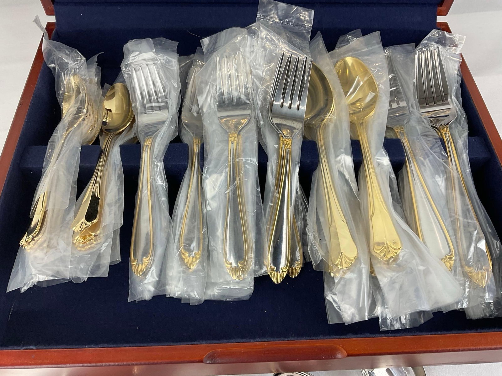 Hampton Silversmith Stainless Flatware Set, approx 70-80 pcs, in wooden case - 3